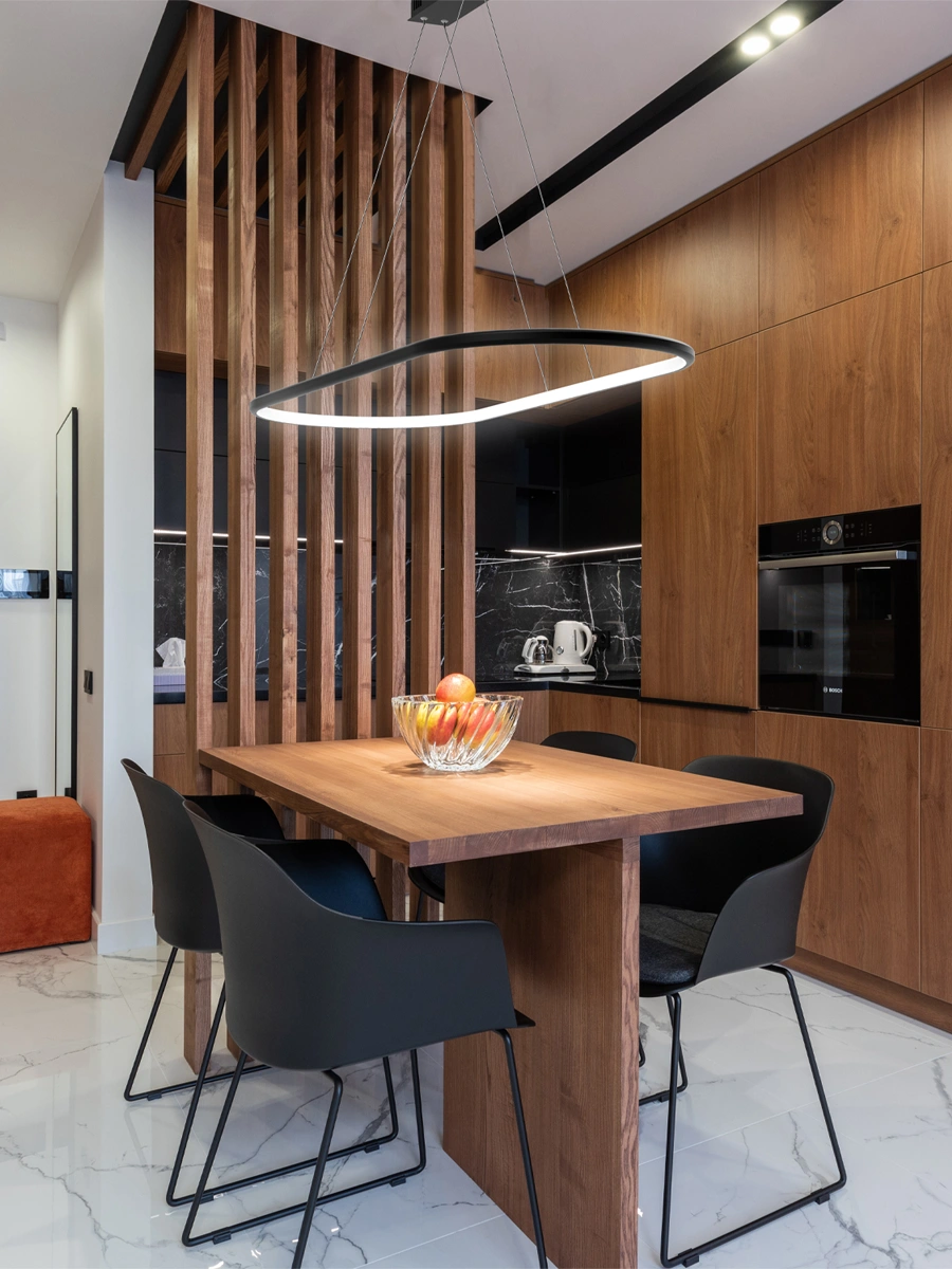 Schwarze LED Ellipse No.1 100 cm über dem Esstisch — harmonische Verbindung von Küche und Essbereich