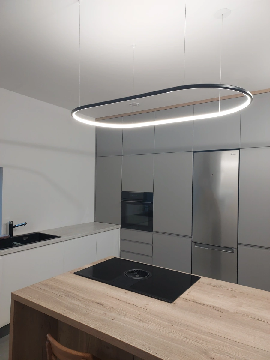 Schwarze LED Ellipse No.1 120 cm über Kücheninsel in heller, moderner Küche