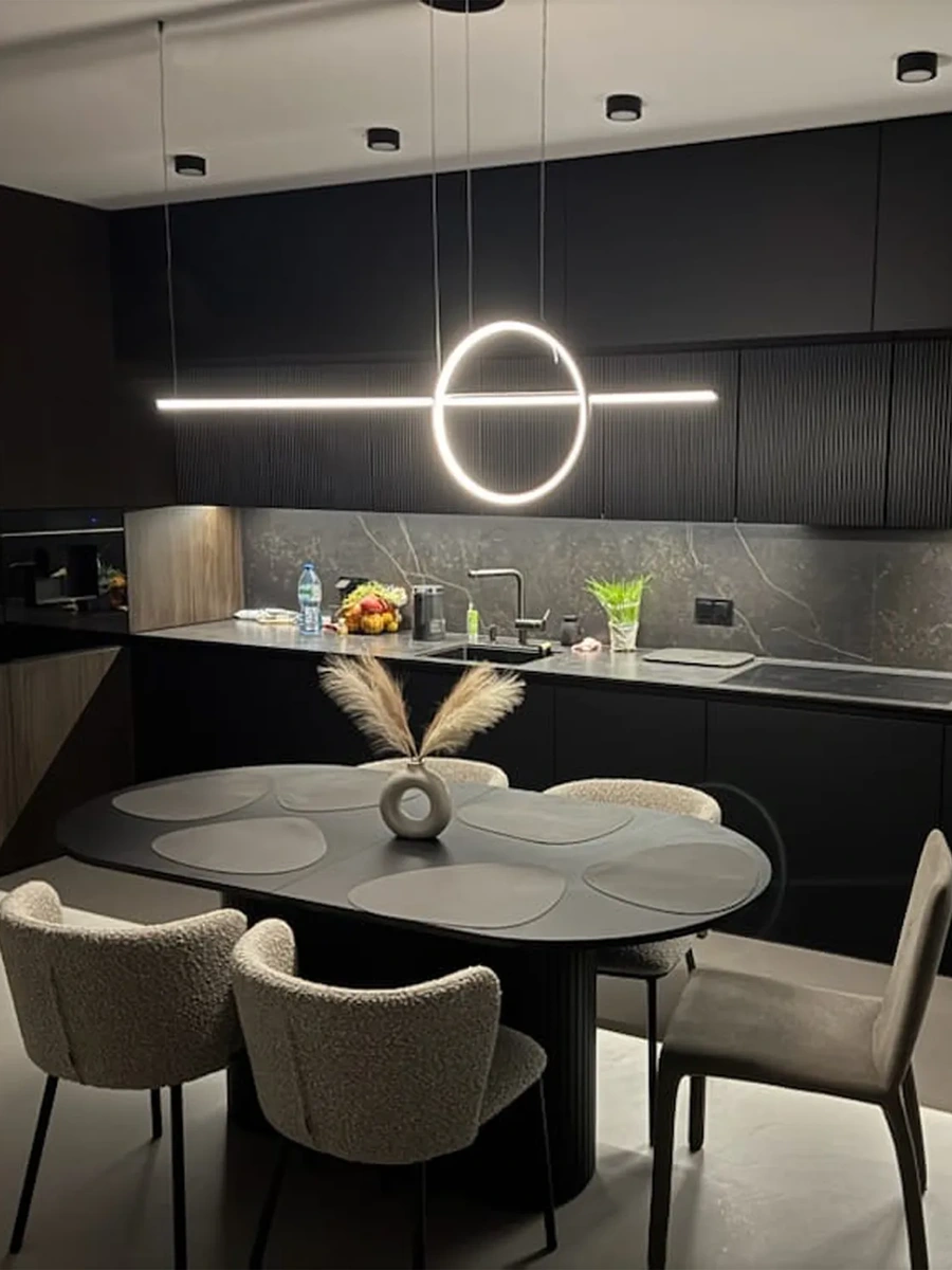 Schwarze LED Pendelleuchte Geometrik über der Kücheninsel in moderner, dunkler Einrichtung, 4000K neutralweiß