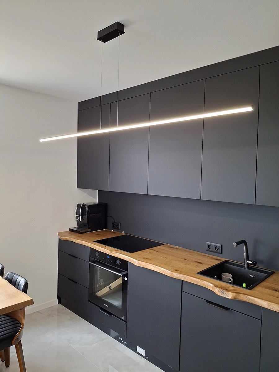 Schwarze LED Linienleuchte Led Line 180 cm über der Kücheninsel mit Holzarbeitsplatte, 4000K neutralweiß