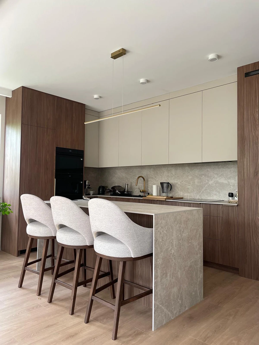 Goldene LED Linienleuchte Led Line 120 cm über eleganter Kücheninsel, 4000K neutralweiß