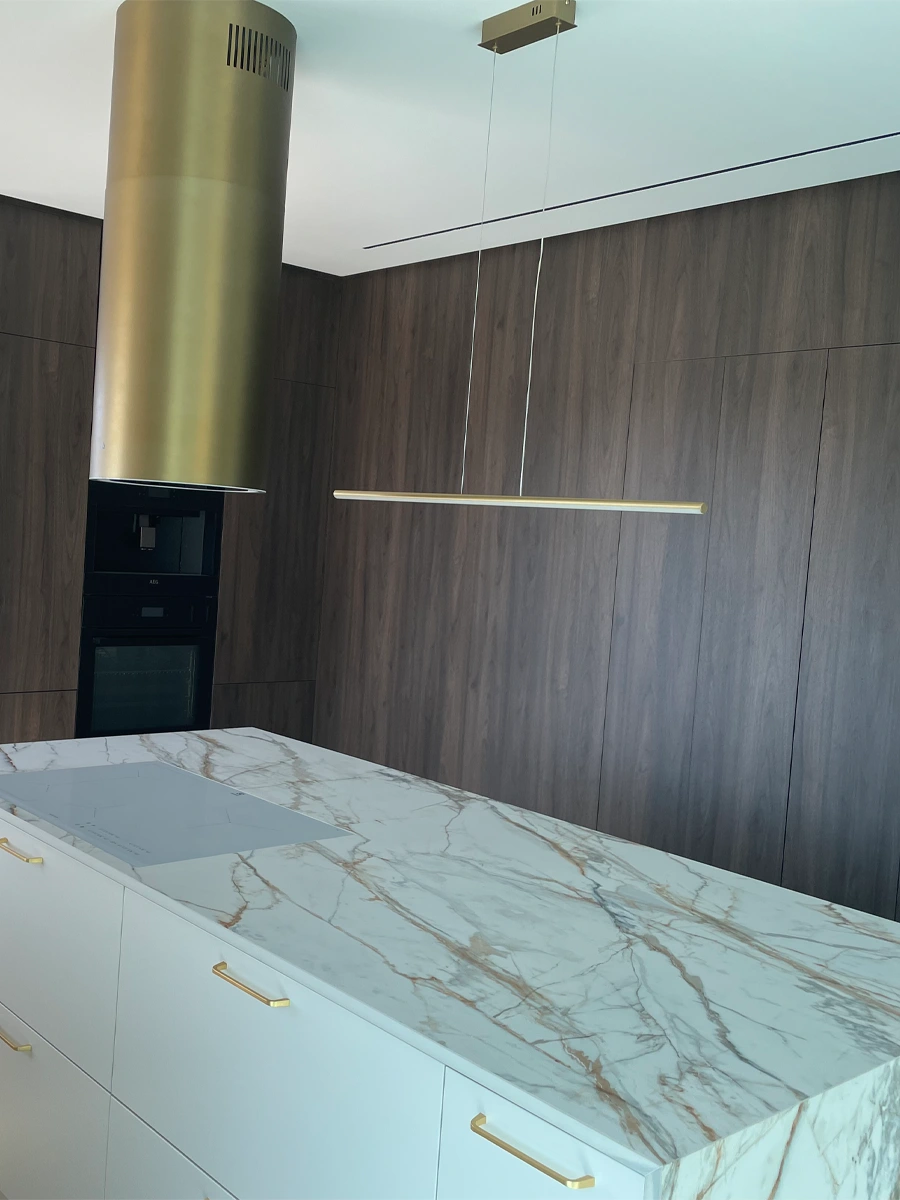 Goldene LED Linienleuchte Led Line 120 cm über moderner Kücheninsel, dimmbar mit Fernbedienung