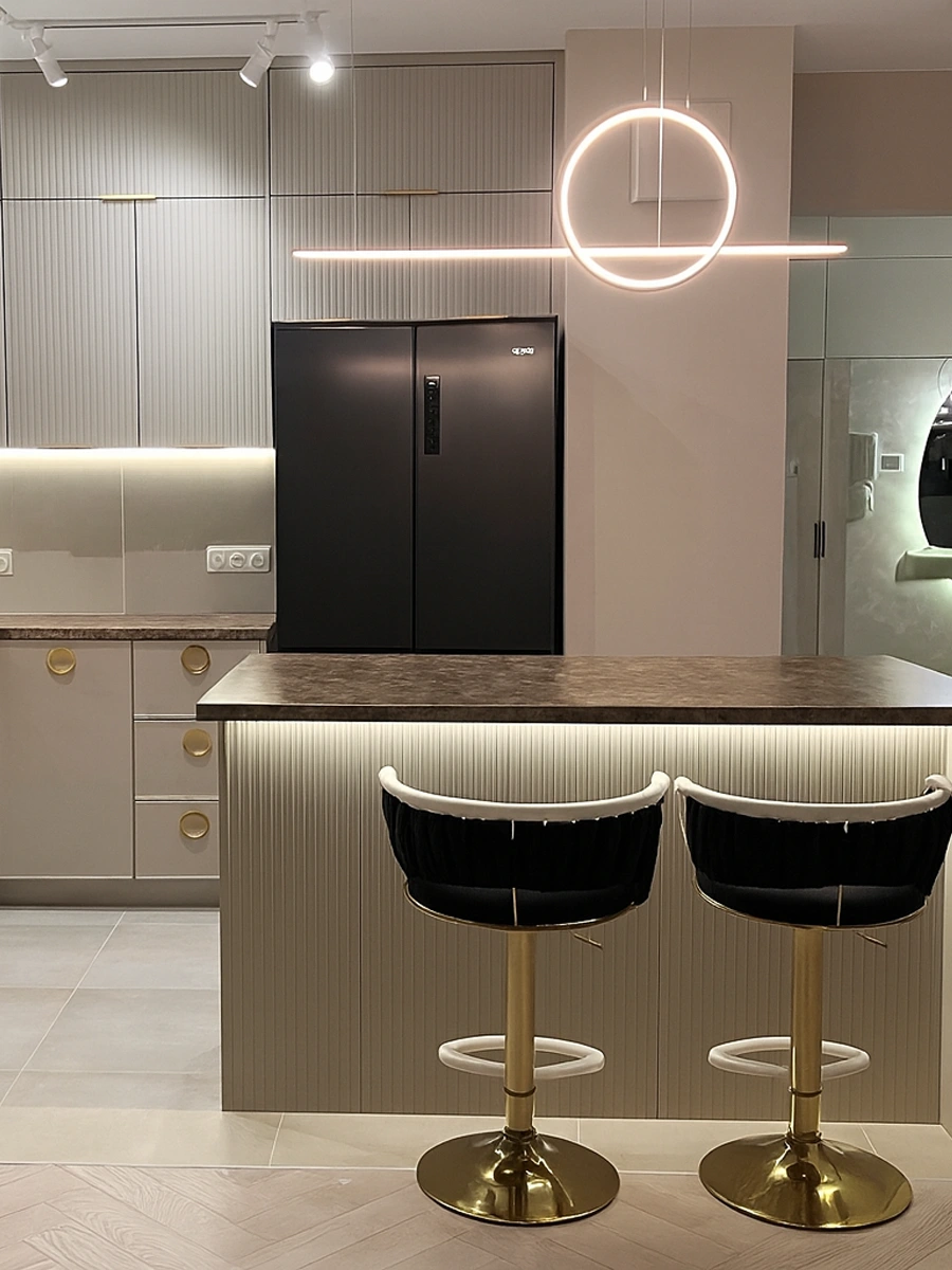 Goldene LED Pendelleuchte Geometrik 40 cm über Küchenarbeitsplatte — Linie nach unten und vertikaler Ring, 3000K warmweiß