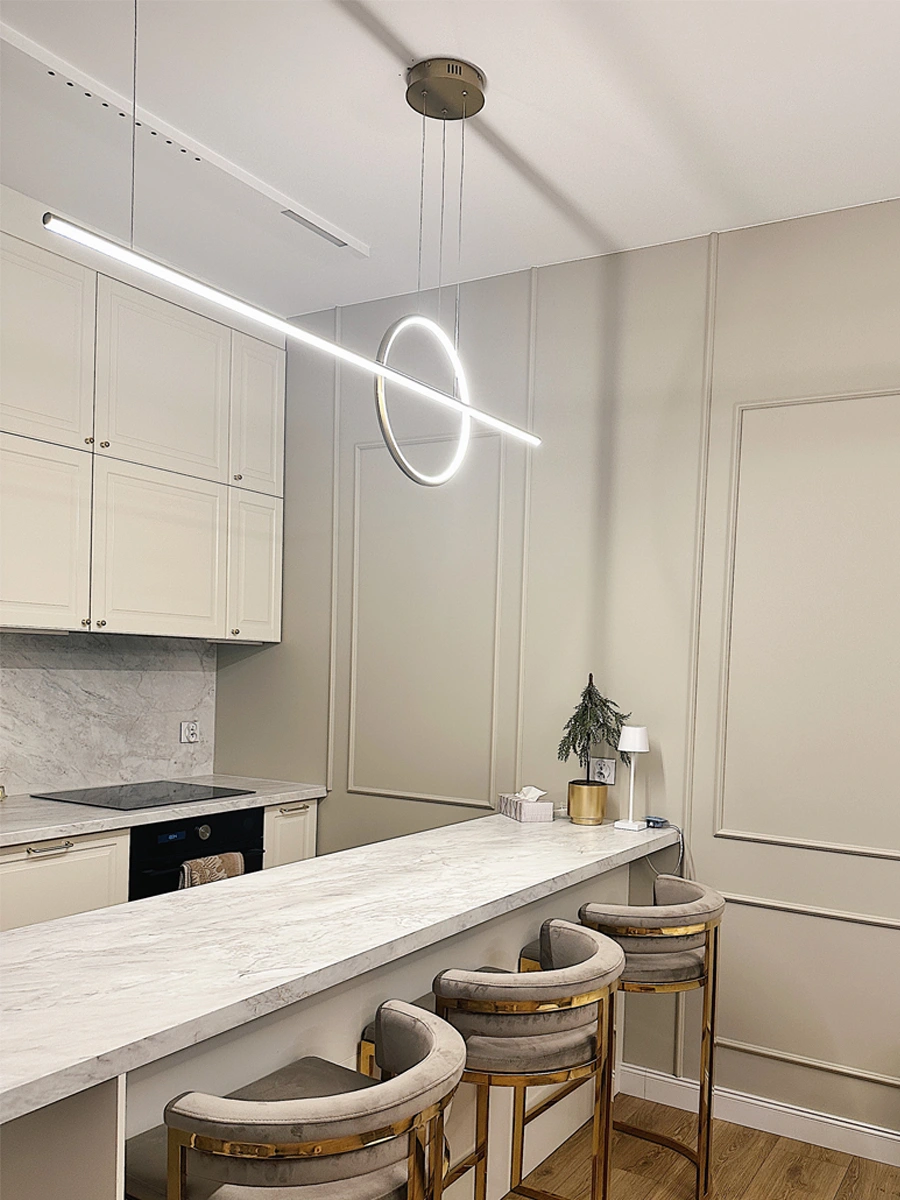 Goldene LED Pendelleuchte Geometrik 150 cm als zentraler Blickfang über der Kücheninsel, 4000K neutralweiß