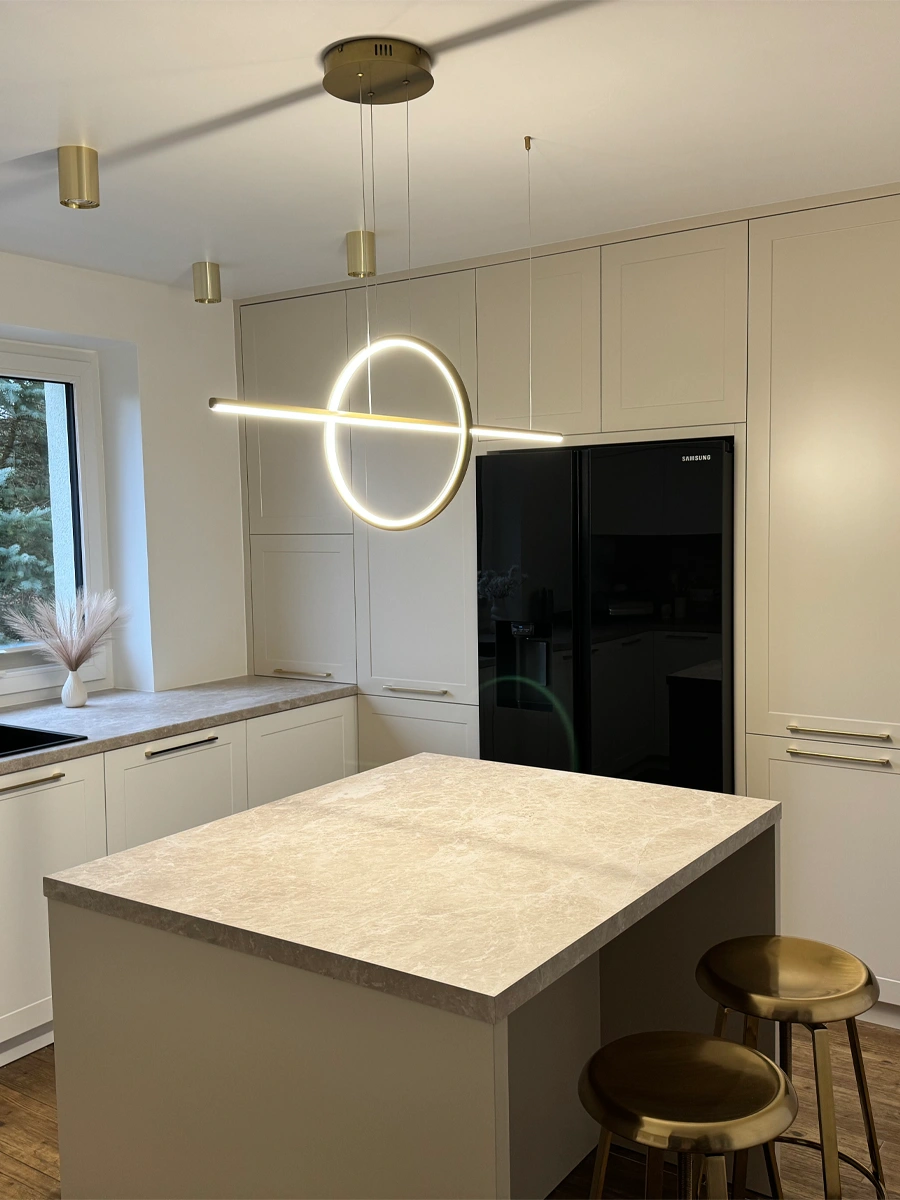 Goldene LED Pendelleuchte Geometrik mit vertikalem Ring und Linie nach unten über der Kücheninsel, 4000K neutralweiß