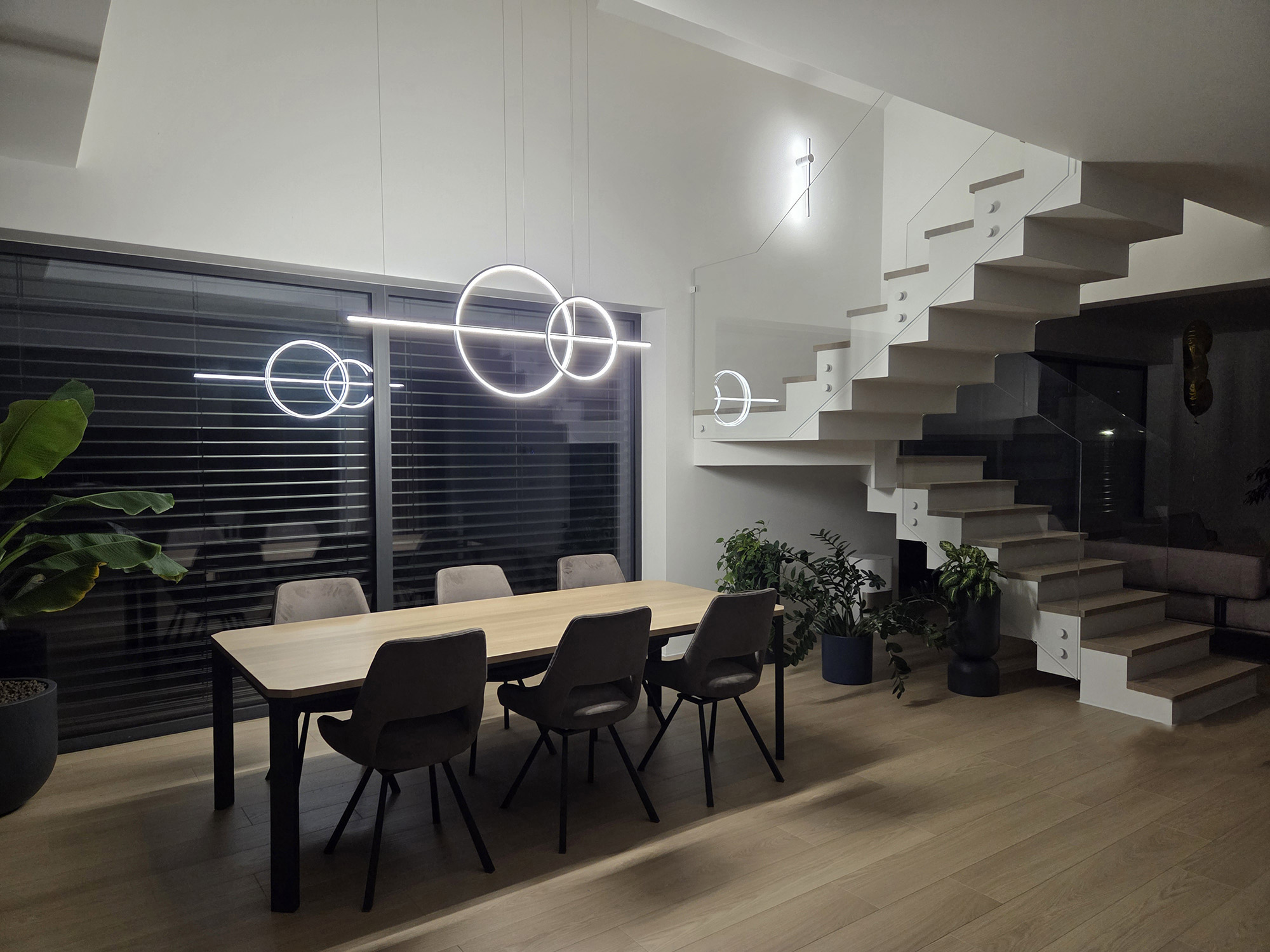 Moderne geometrische LED Pendelleuchte über dem Esstisch in einem modernen Esszimmer