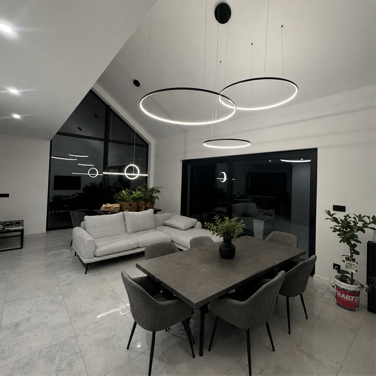 Schwarze LED Pendelleuchte Led Orbit S No.3 über einem Esstisch im modernen Esszimmer
