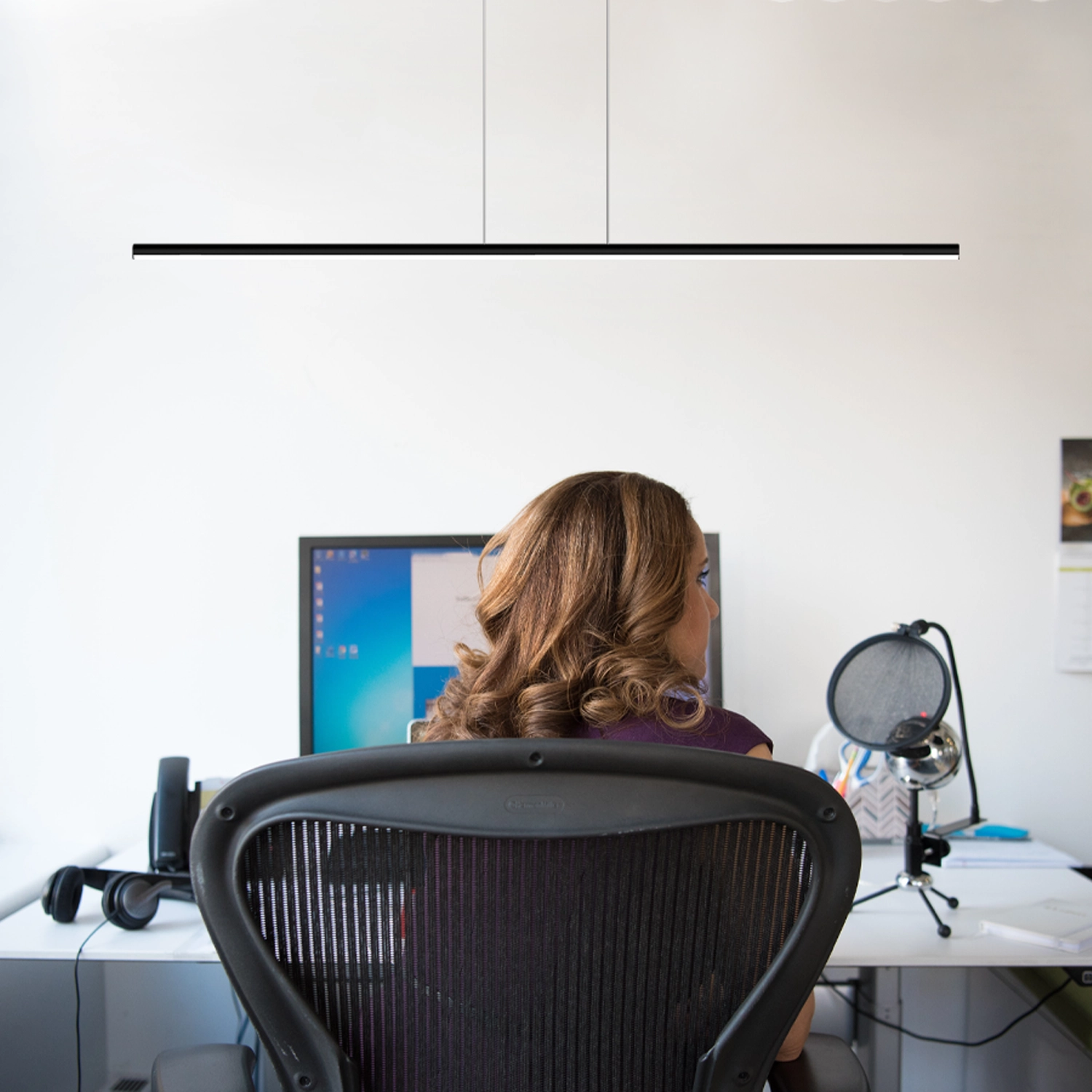 LED-Pendelleuchte LINE Schwarz über dem Tisch