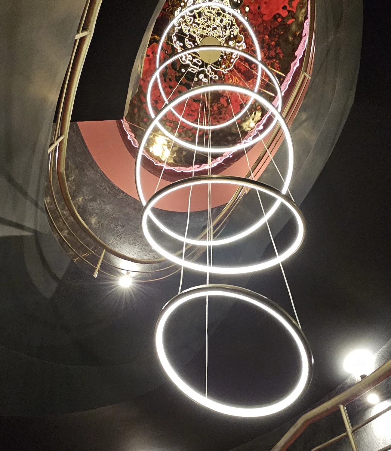 Goldene LED Lampe Orbit No.5 über der Treppe – jetzt im Shop entdecken