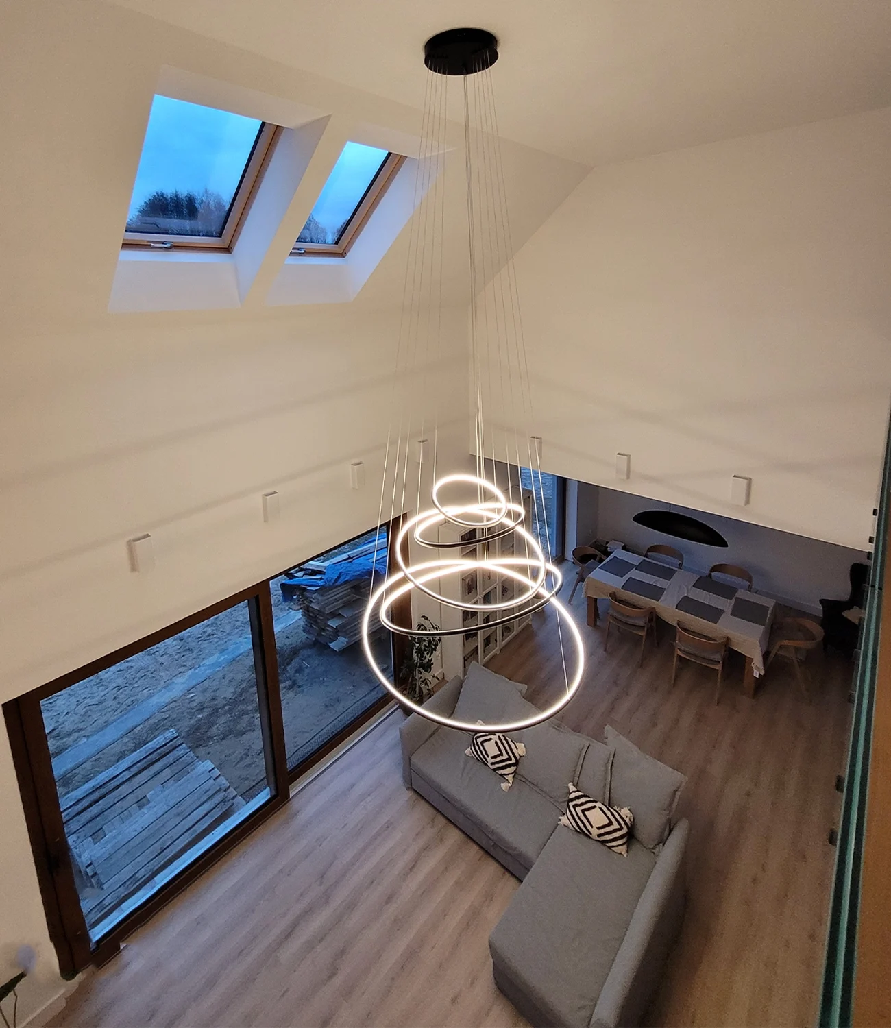 Schwarze LED Lampe Orbit No.5 mit 5 Ringen – ideal für hohe Wohnräume. Jetzt ansehen