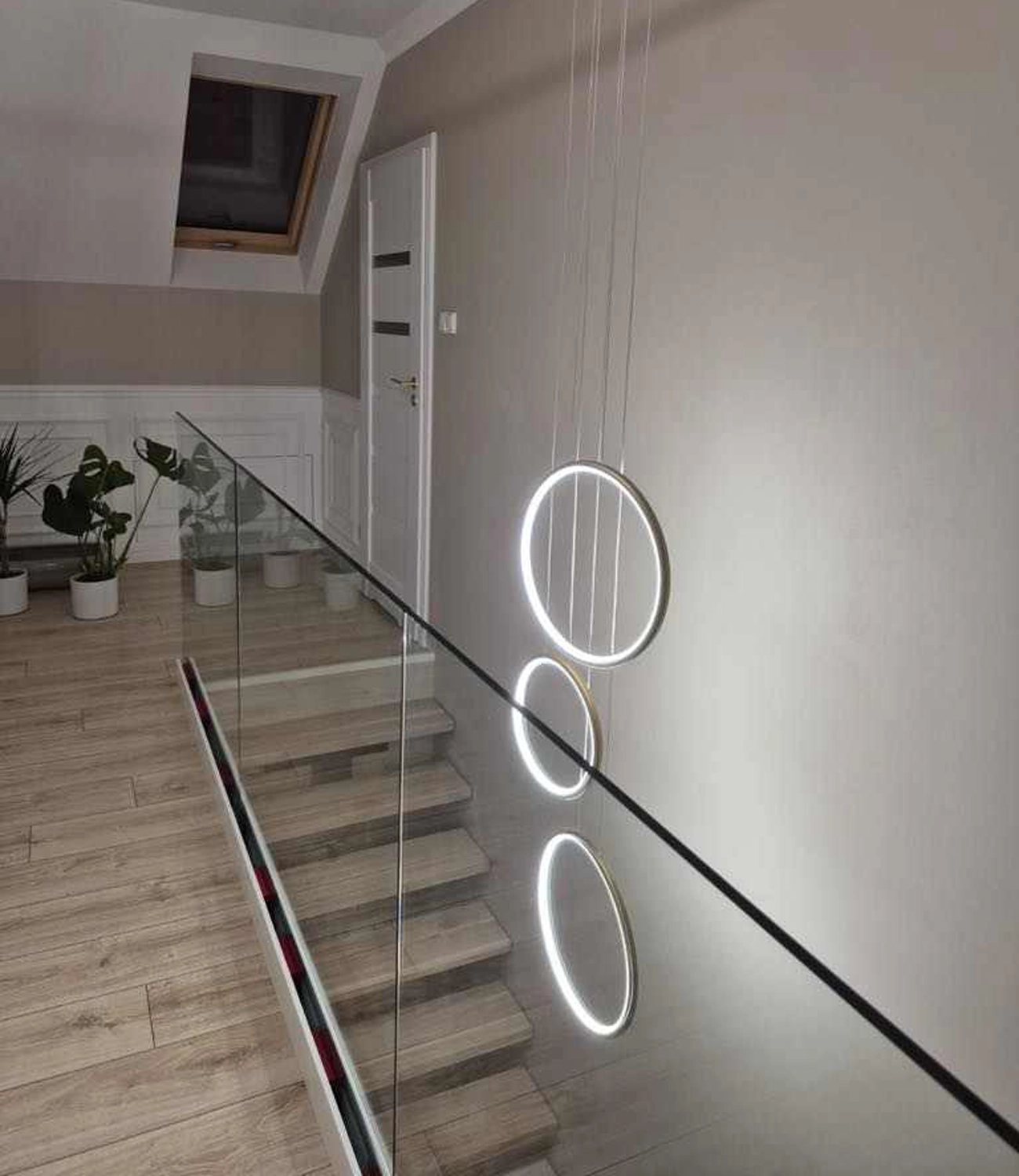 LED Lampe Moon No.3 in Gold über dem Treppenaufgang – jetzt entdecken