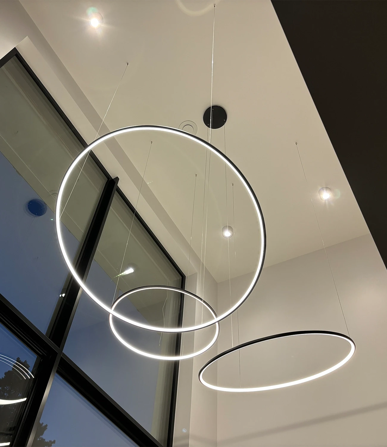 LED Lampe Orbit S in Schwarz für Galerien und Emporen – zur Produktansicht