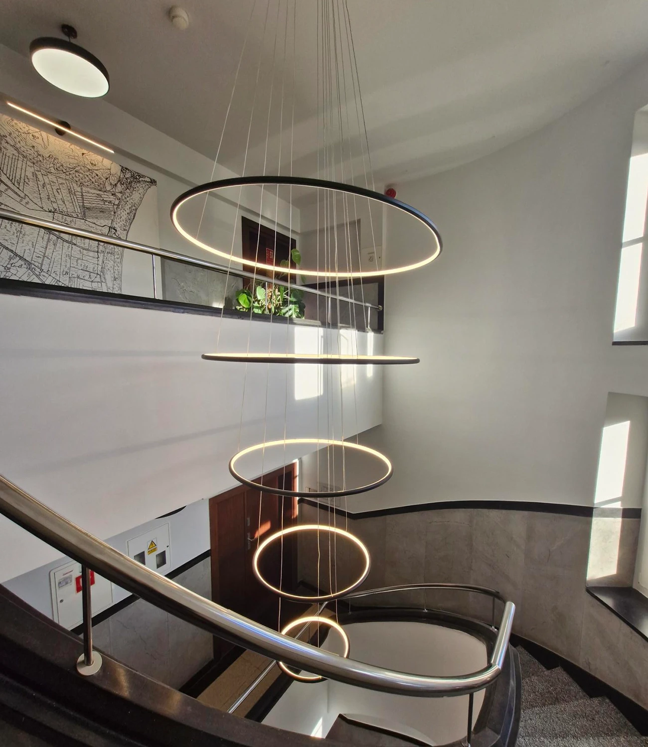 LED Lampe Orbit No.5 in Schwarz – perfekt für das Treppenhaus. Jetzt ansehen