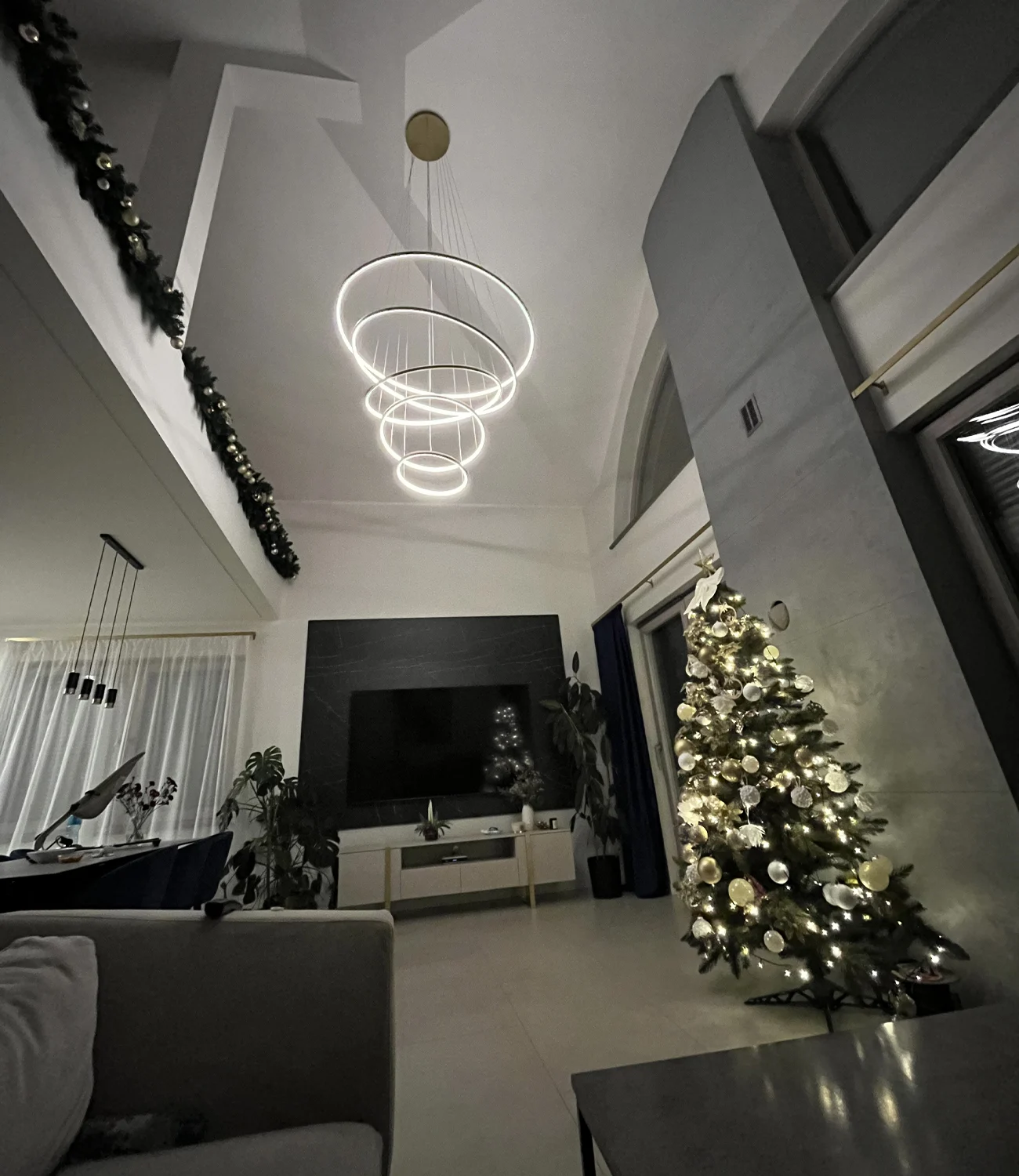 LED Lampe Orbit No.5 mit Fernbedienung – ideal für moderne Galerien. Jetzt entdecken