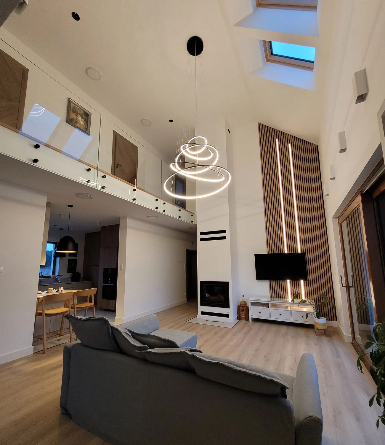 LED Lampe Orbit No.5 in Schwarz – Designerstück für Wohnräume mit Galerie. Jetzt ansehen