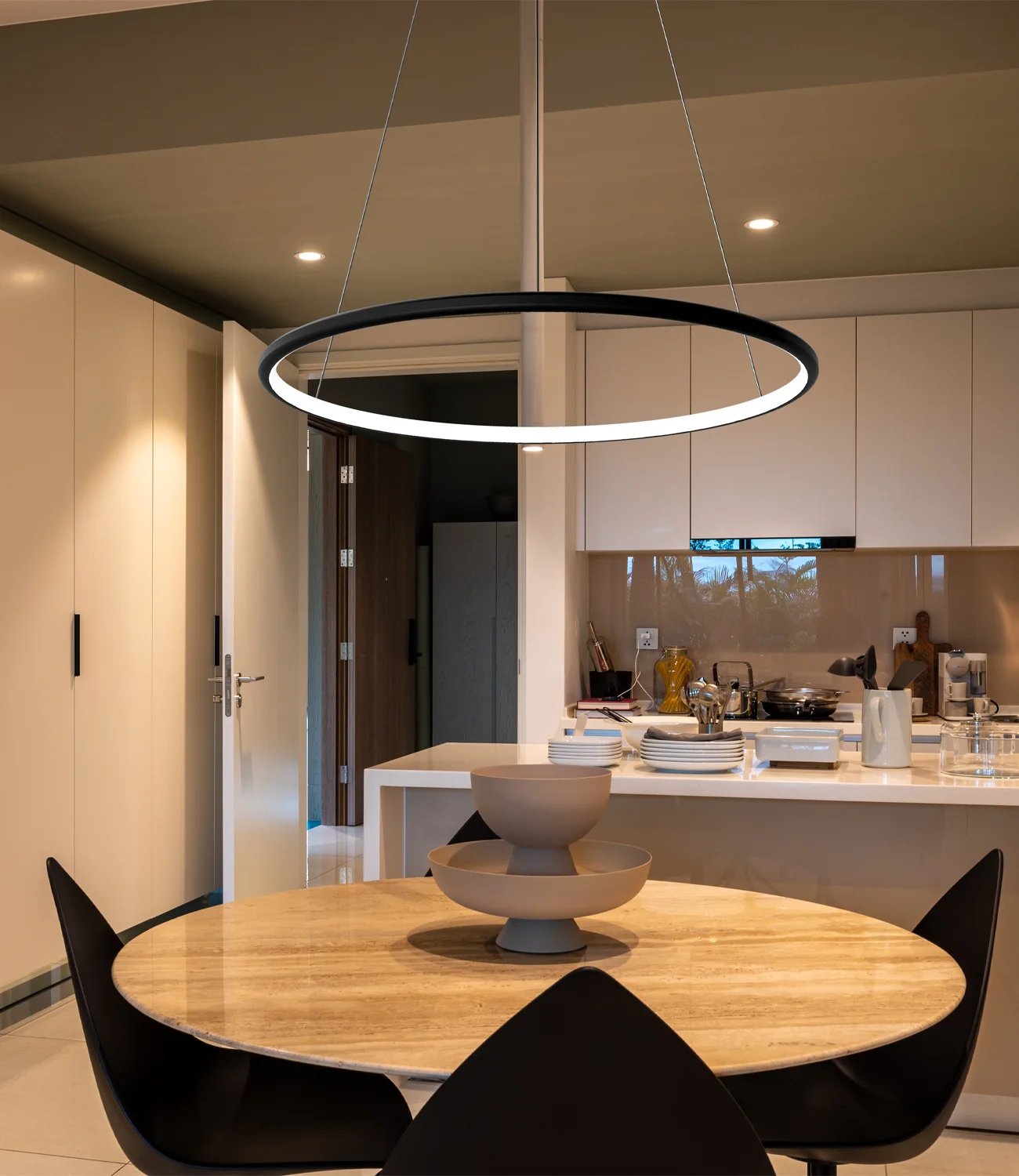 LED Orbit No.1 Lampe in Schwarz für moderne Essbereiche – jetzt zur Produktseite