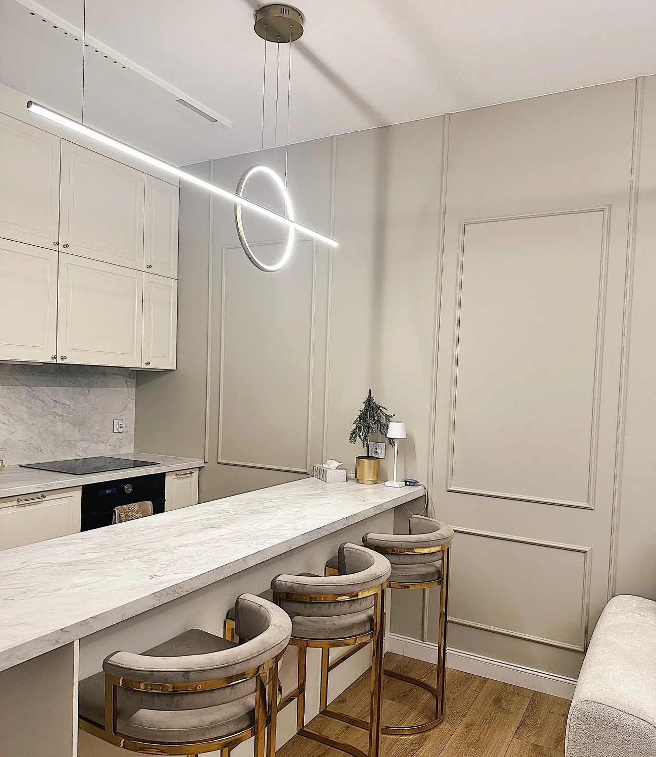 Entdecken Sie die goldene LED Geometrik Lampe über der Kücheninsel – jetzt zur Produktseite wechseln