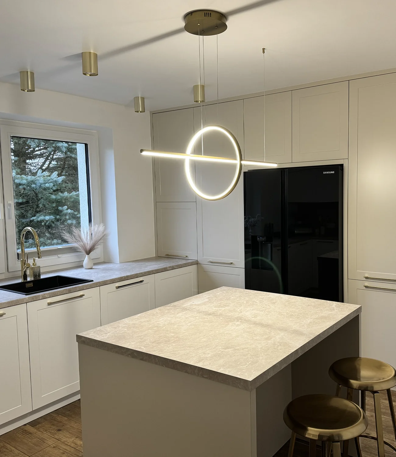 Moderne goldene LED Geometrik Lampe für die Küche – zur Produktseite