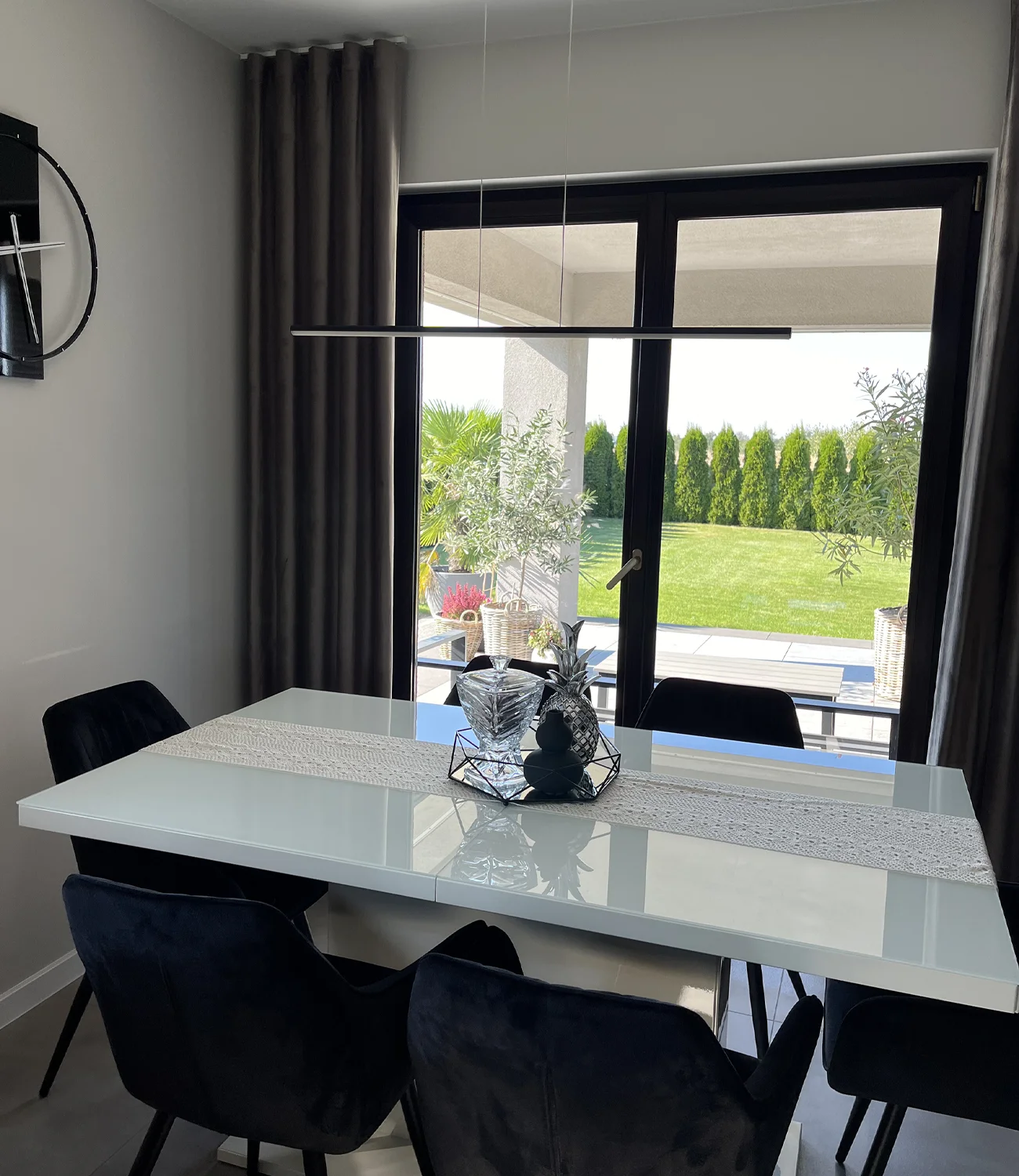 Zeitlose LED Line Lampe in Schwarz für den Esstisch – jetzt entdecken