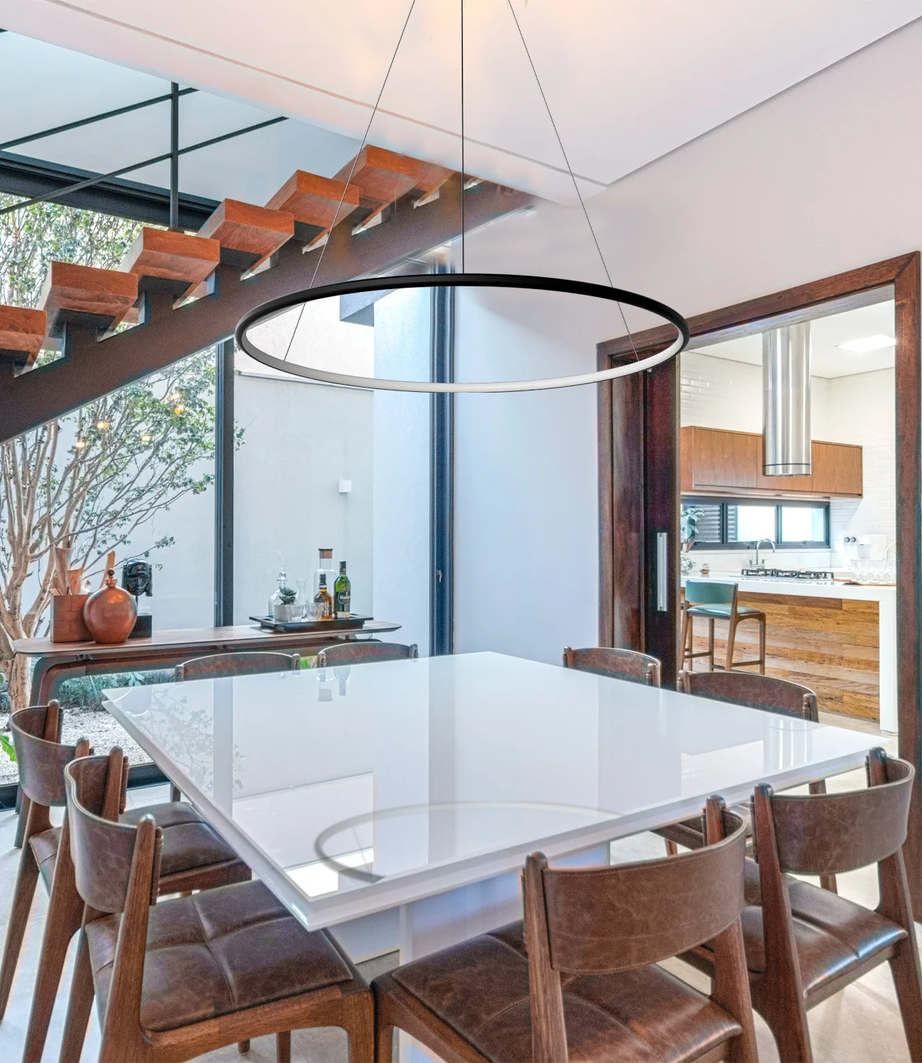 Warmes Licht mit LED Orbit No.1 Lampe über dem Esstisch – jetzt entdecken