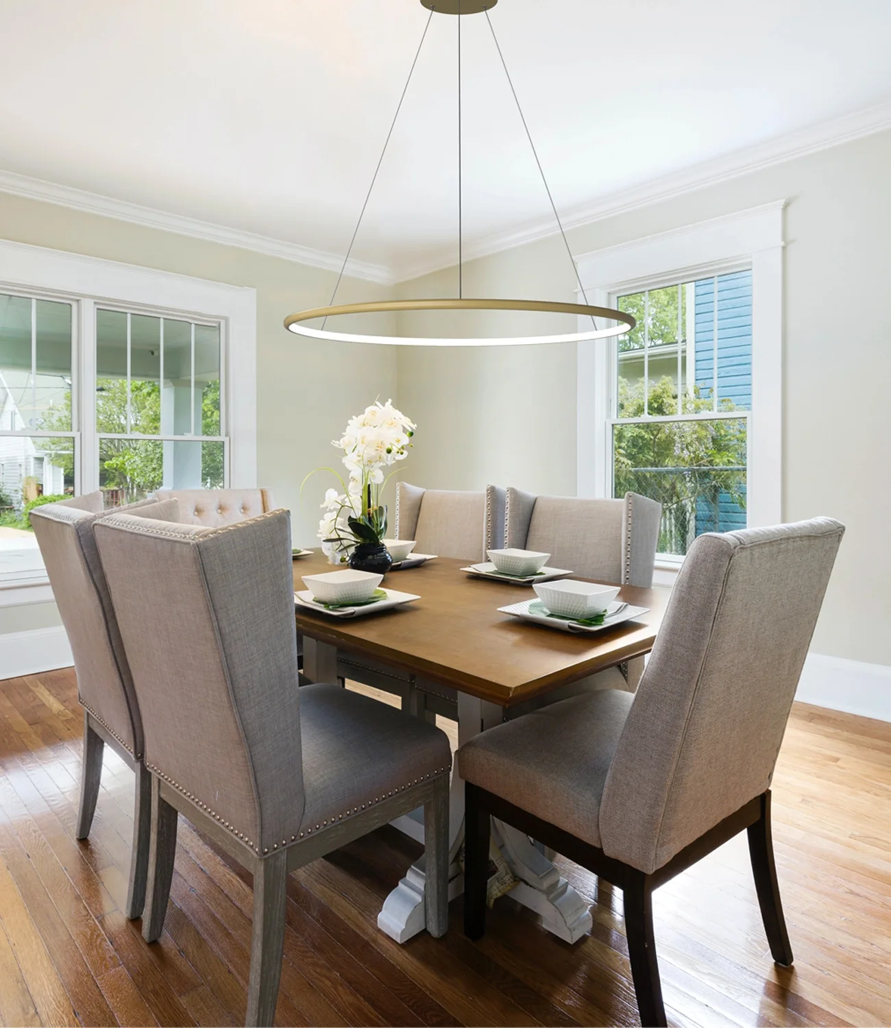 Goldene LED Orbit No.1 Lampe über dem Tisch – direkt zur Produktseite