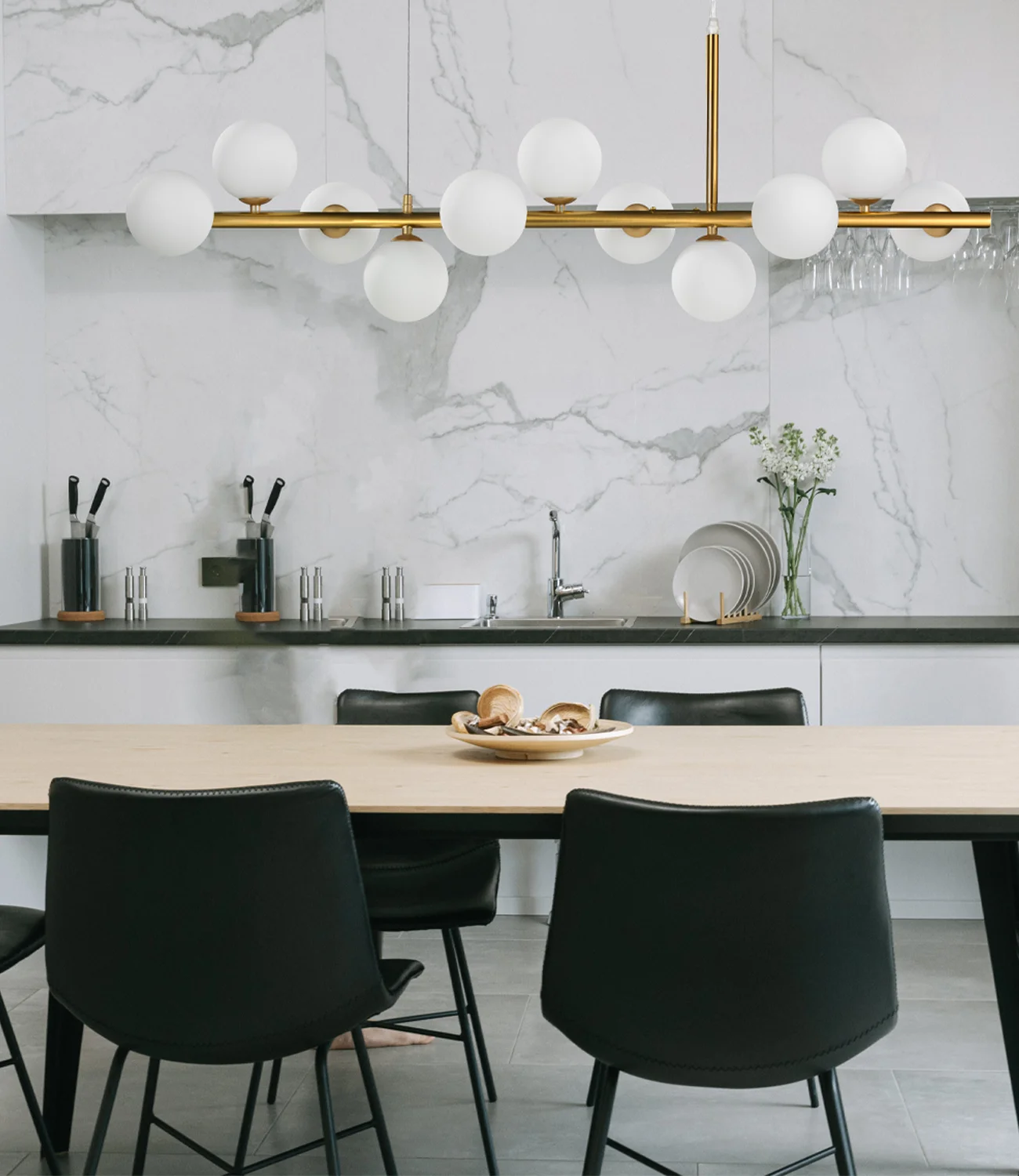 Stilvolle Lunaris 11 Lampe mit Milchglas-Schirmen über dem Tisch – jetzt ansehen