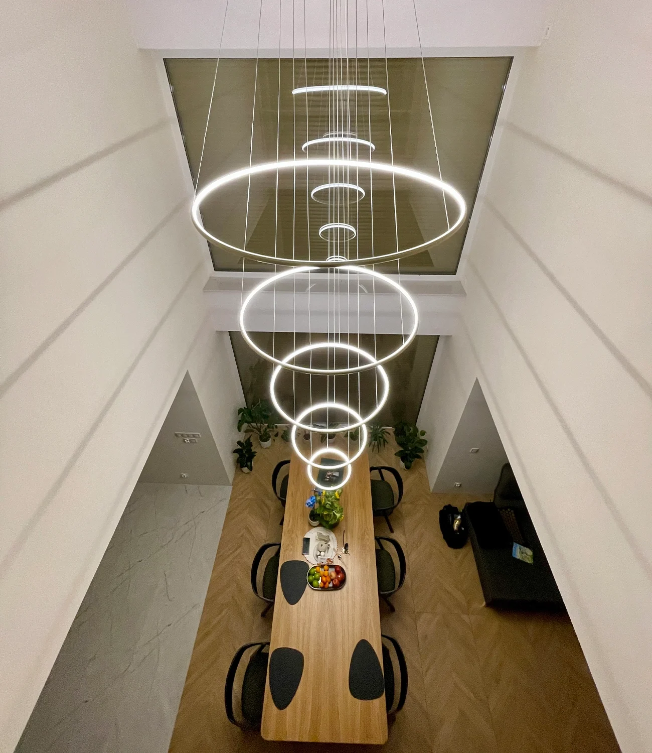 Entdecken Sie die LED Orbit No.5 Lampe mit 5 Ringen für Ihr Esszimmer