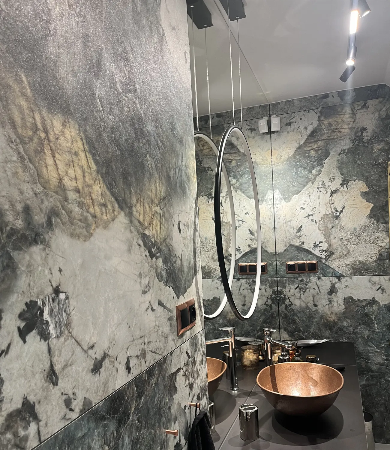 Schwarze LED Lampe Moon über dem Waschbecken – stilvolle Badbeleuchtung. Jetzt ansehen