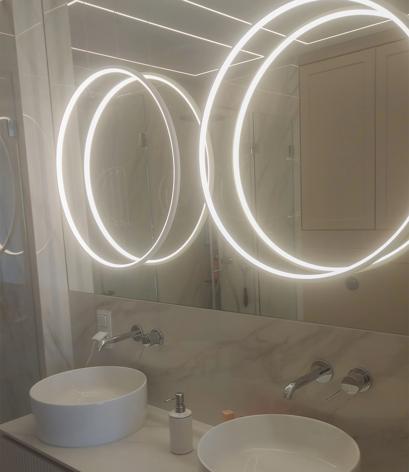 Weiße LED Lampen Moon am Spiegel – ideale Beleuchtung fürs Badezimmer. Jetzt entdecken