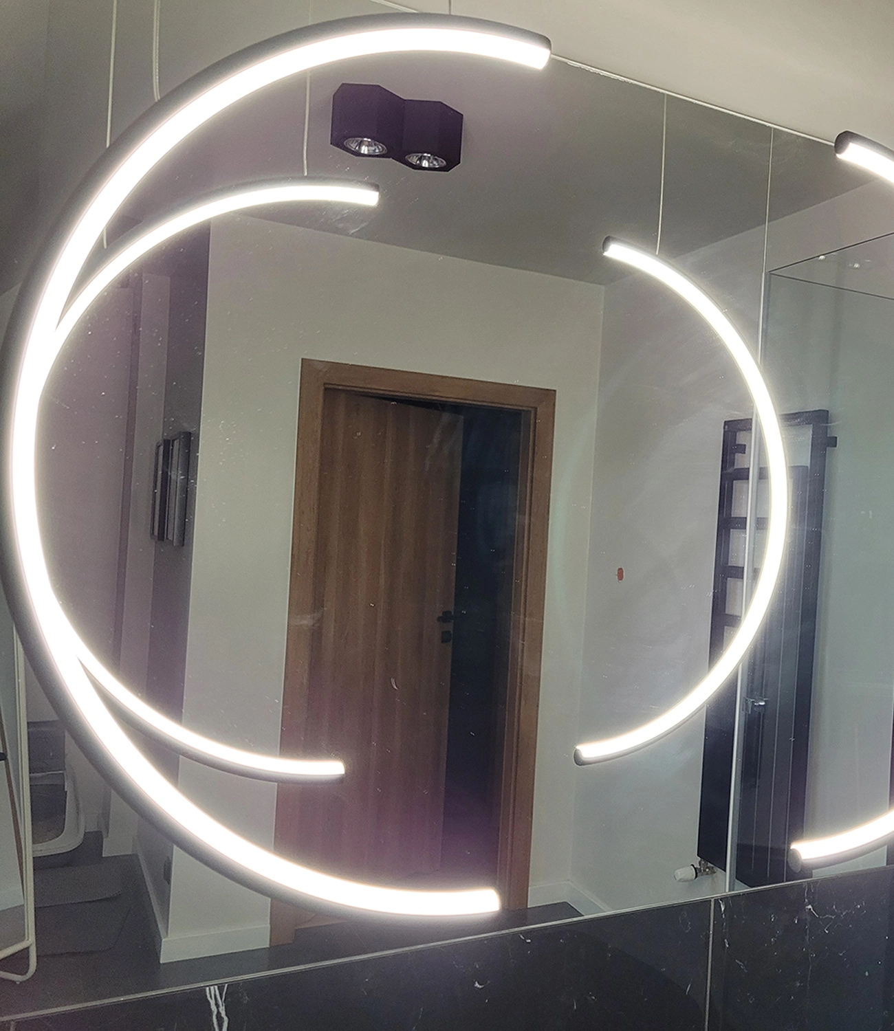 LED Lampen Moon No.2 – stilvolle Halbkreis-Leuchten am Badezimmerspiegel. Jetzt zur Produktseite