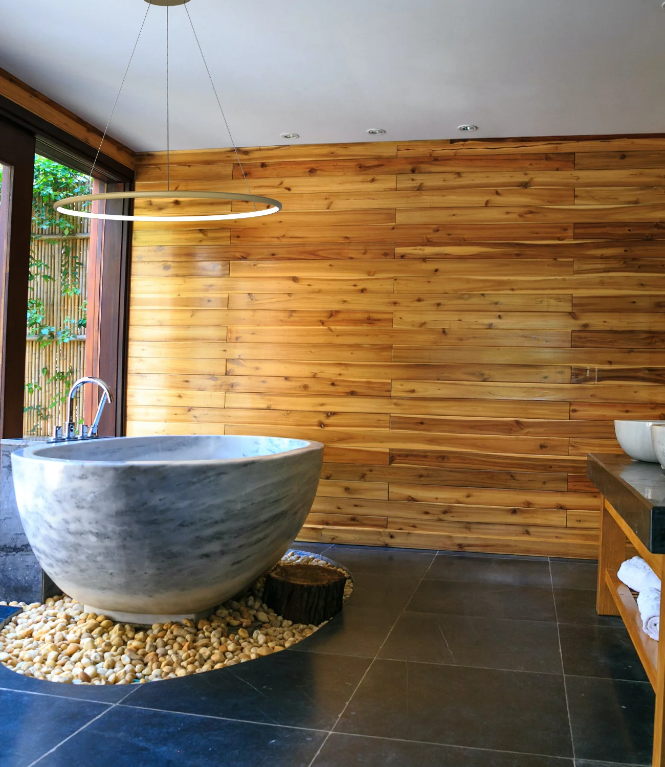 Goldene LED Lampe Orbit No.1 – stilvolle Beleuchtung über der Badewanne. Jetzt ansehen