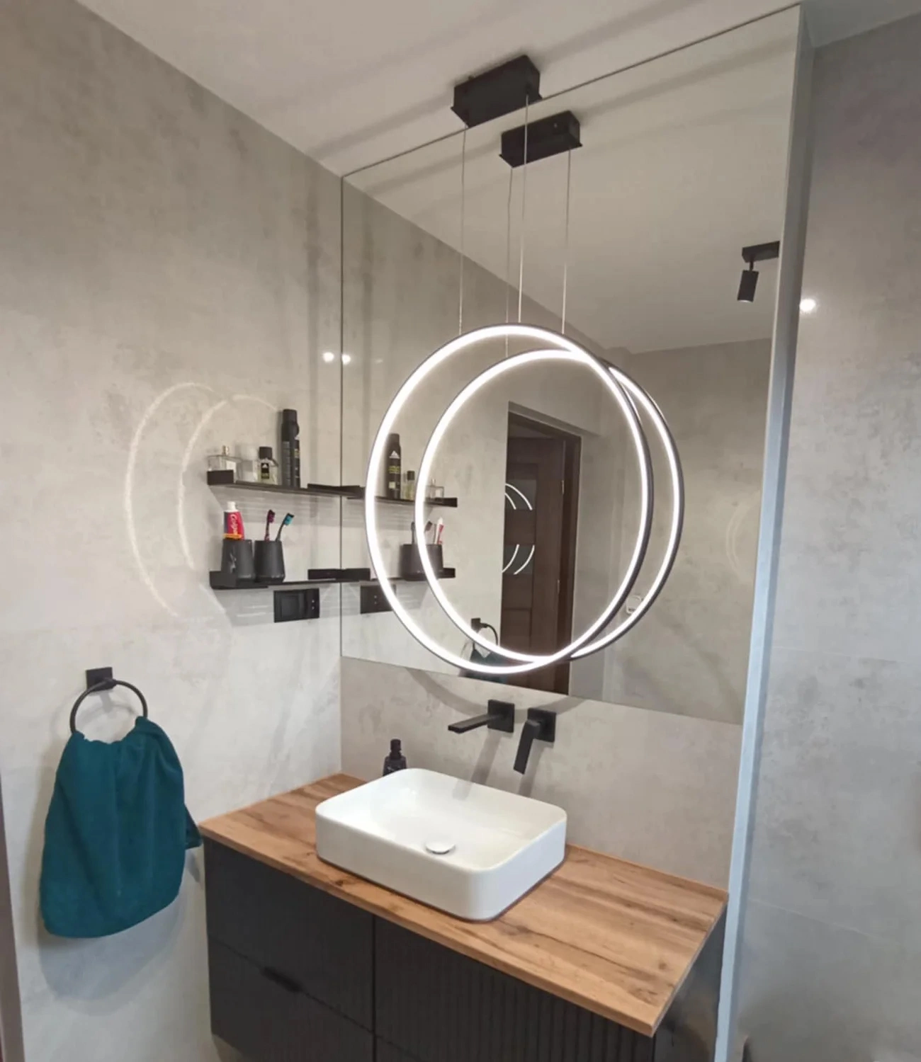 Schwarze LED Lampe Moon mit neutralem Licht – perfekt fürs moderne Badezimmer. Jetzt entdecken