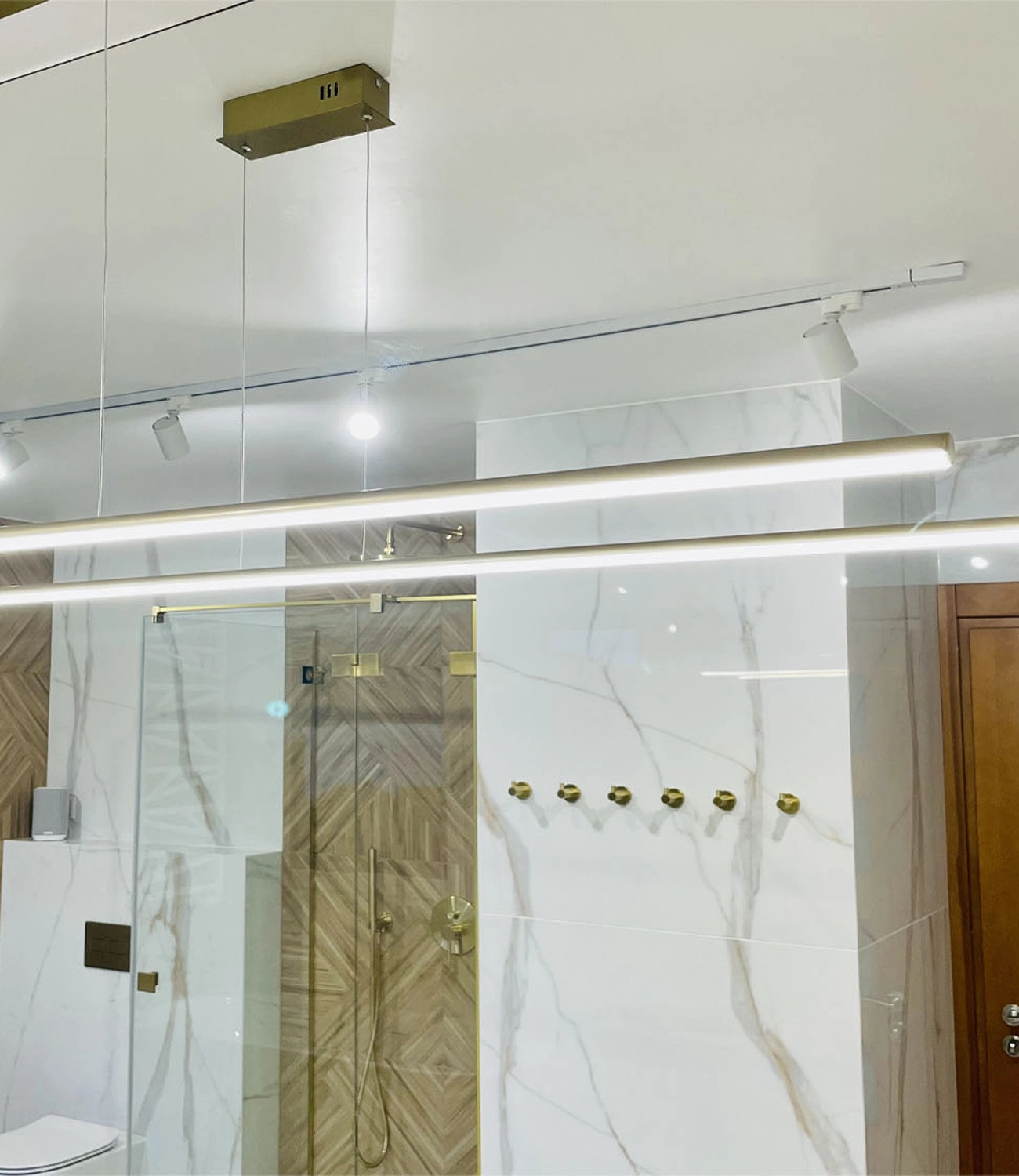 Goldene LED Lampe Line – minimalistische Pendelleuchte über dem Spiegel. Jetzt ansehen