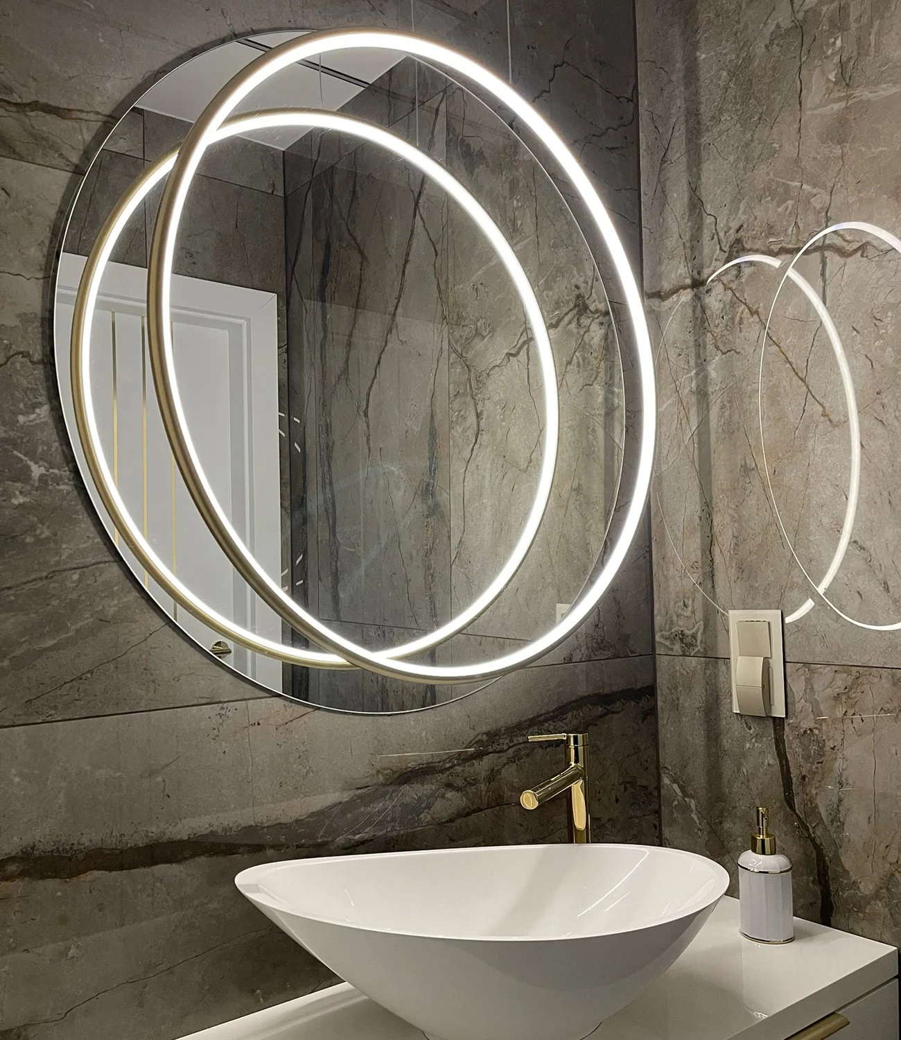 Goldene LED Lampe Moon – elegantes Design für stilvolle Badezimmer. Jetzt zur Produktseite