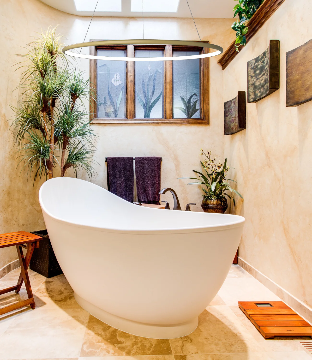 LED Lampe Orbit No.1 – großes Ringdesign in Gold über der Wanne. Jetzt zur Produktseite