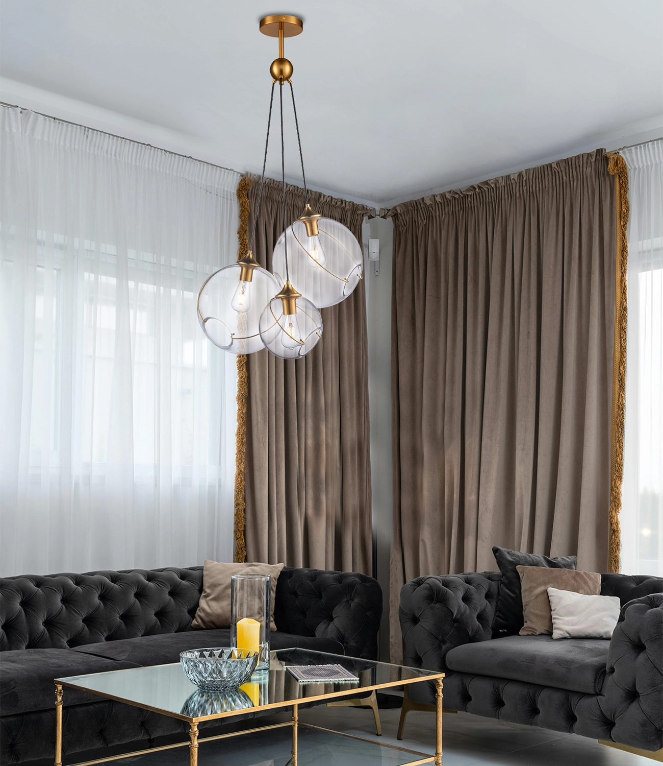 Design-Pendelleuchte mit drei großen Glaskugeln