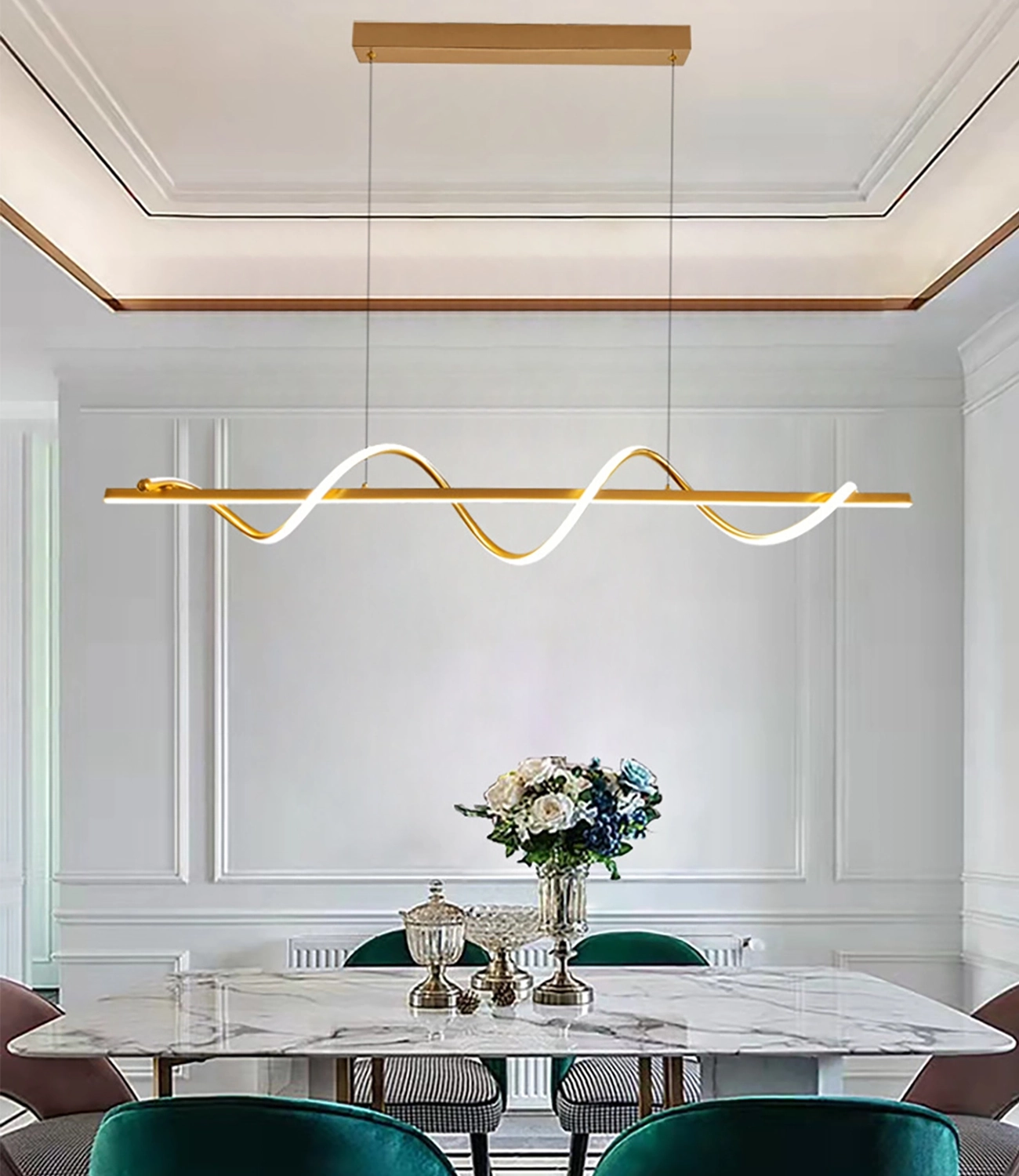 Goldene LED Pendelleuchte Golden Wave über dem Esstisch