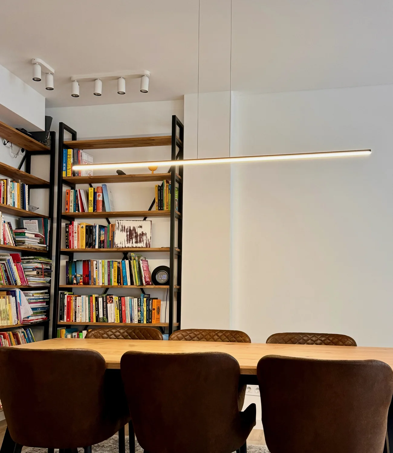 Minimalistische LED Line Leuchte über dem Tisch