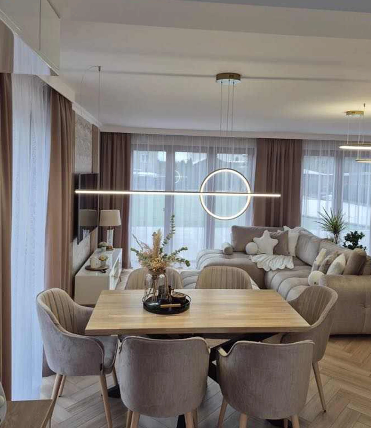 Goldene LED Geometrik Leuchte im Wohnzimmer