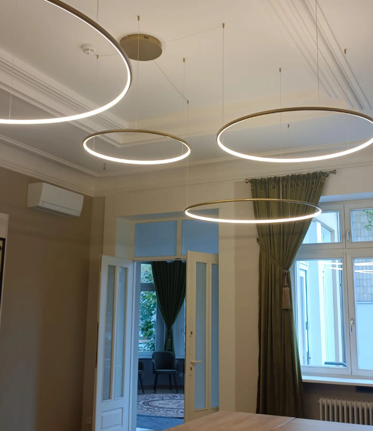 Großer Wohnraum mit LED Orbit S Leuchte in Gold