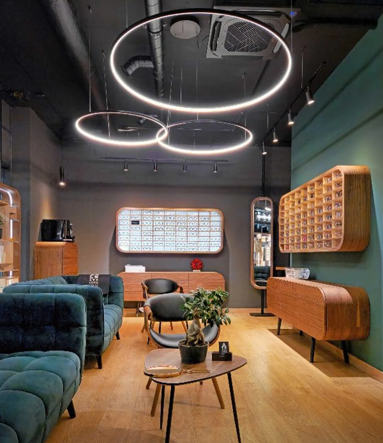 Moderne LED Orbit S Lampe in Schwarz im Wohnzimmer