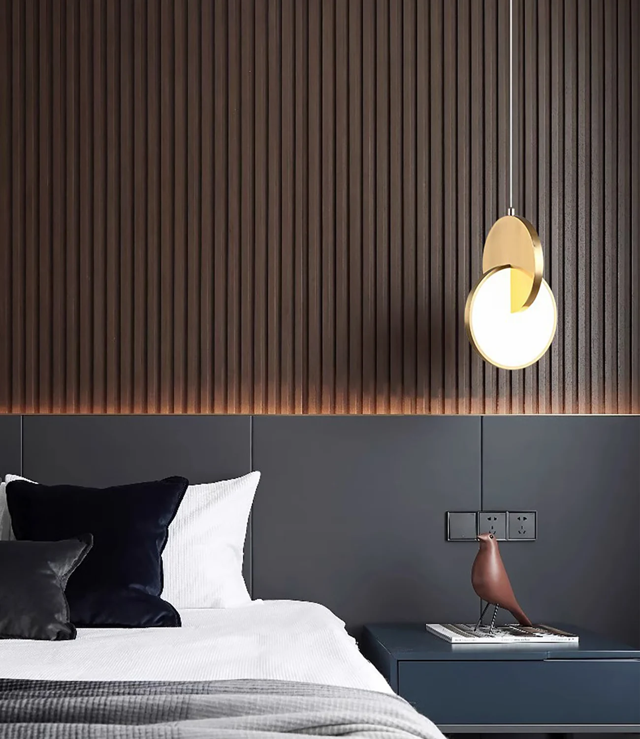 LED Pendelleuchte Eclipse in Gold für elegante Schlafzimmer – jetzt klicken und mehr erfahren