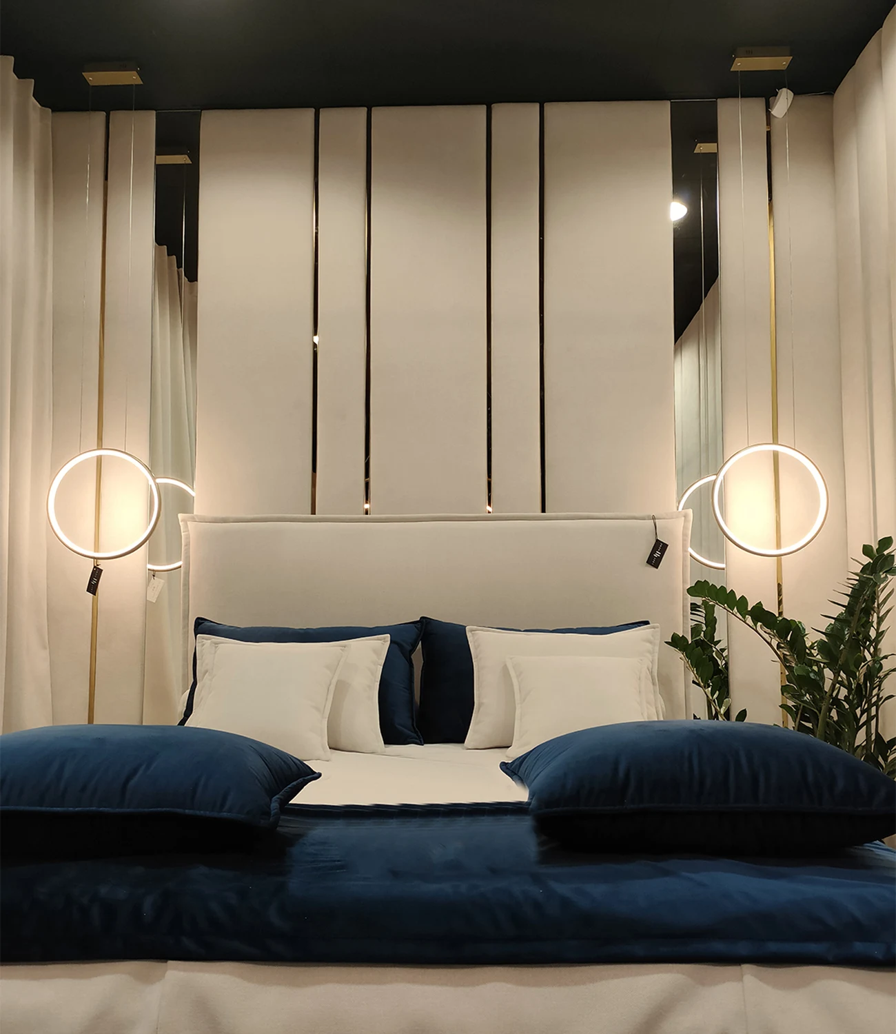 LED Pendelleuchte Moon No.1 mit Ring-Design für stimmungsvolle Schlafzimmerbeleuchtung – jetzt klicken und Produkt ansehen