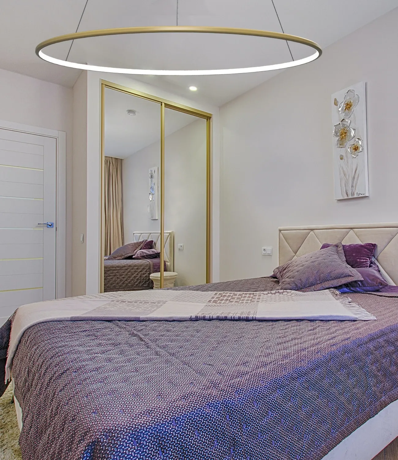 Goldene LED Ring Pendelleuchte Orbit No.1 über dem Bett im modernen Schlafzimmer – jetzt zum Produkt wechseln