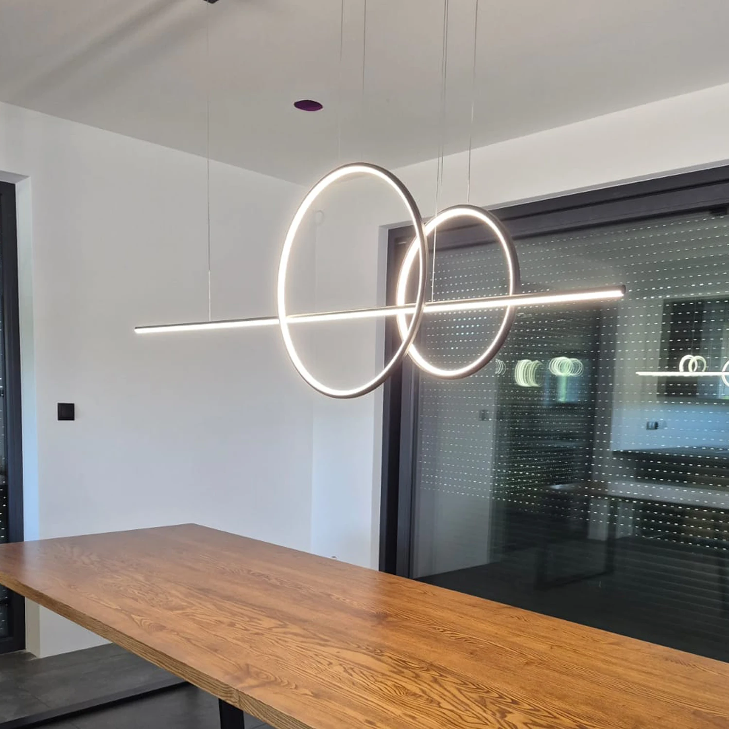 Schwarze LED-Leuchte Geometrik No.4 3000K mit 150 cm LED-Linie und vertikalen Ringen 60 und 40 cm