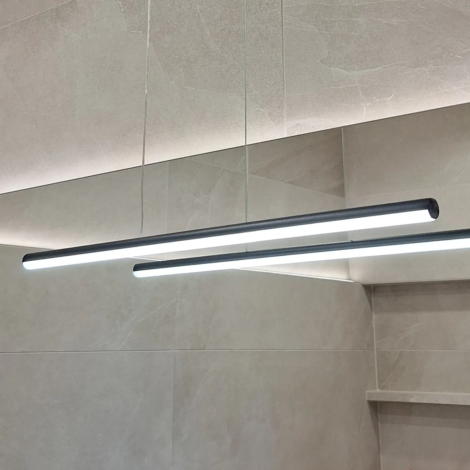 Detailansicht der schwarzen LED-Pendelleuchte Line No.1 – minimalistisches Design