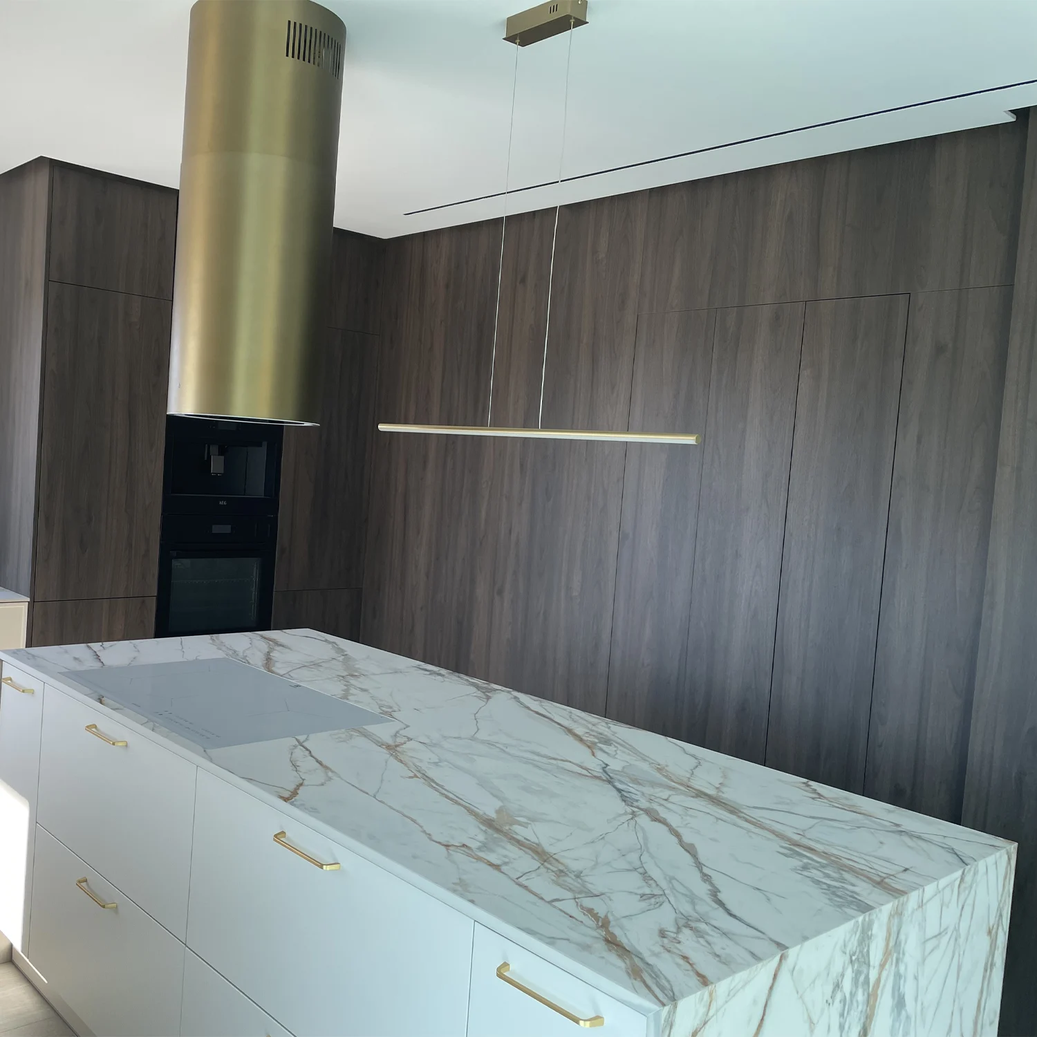 Goldene LED-Pendelleuchte Led Line No.1 80 cm über dem Tisch