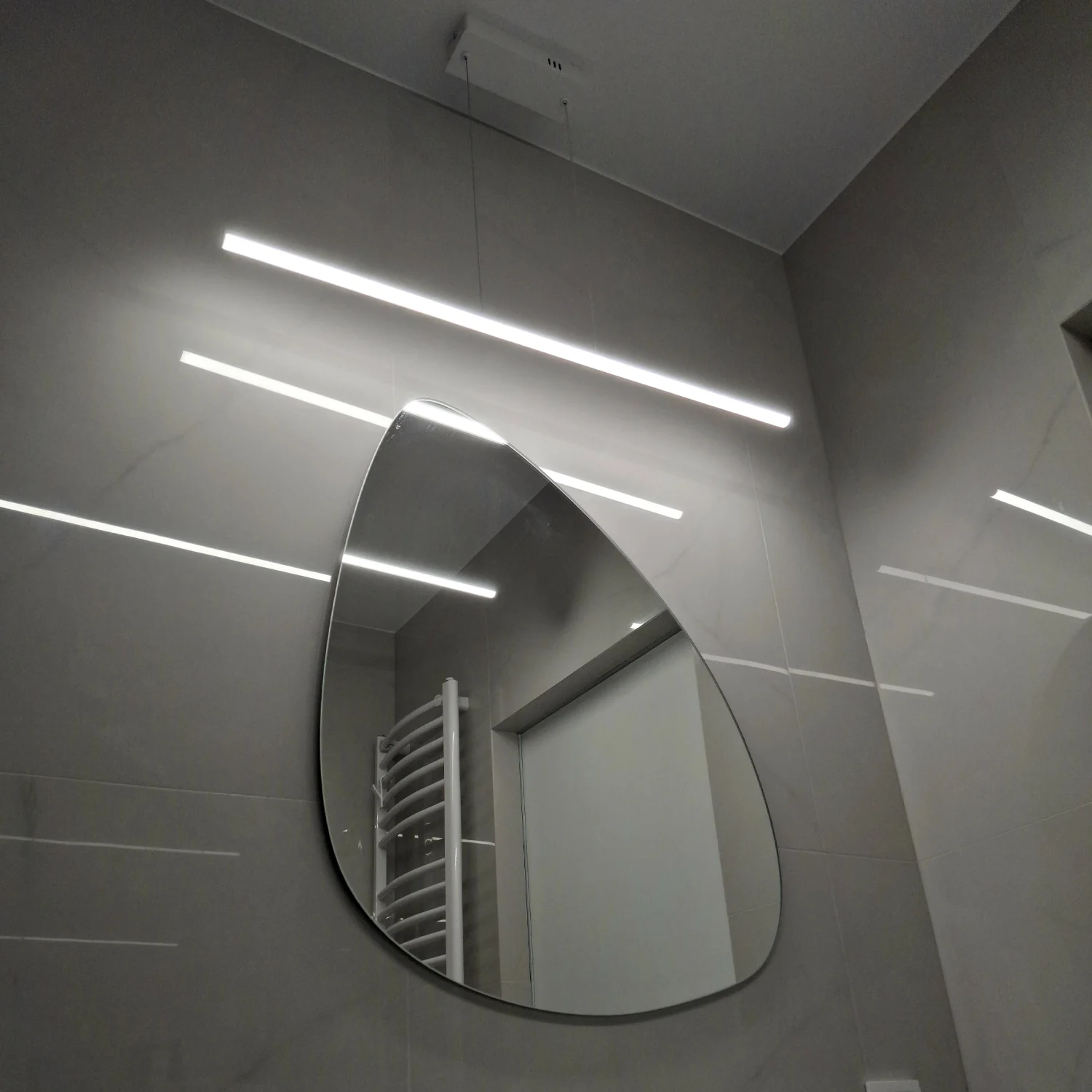 Weiße lineare LED-Leuchte Led Line No.1 80 cm über Tisch oder Schreibtisch