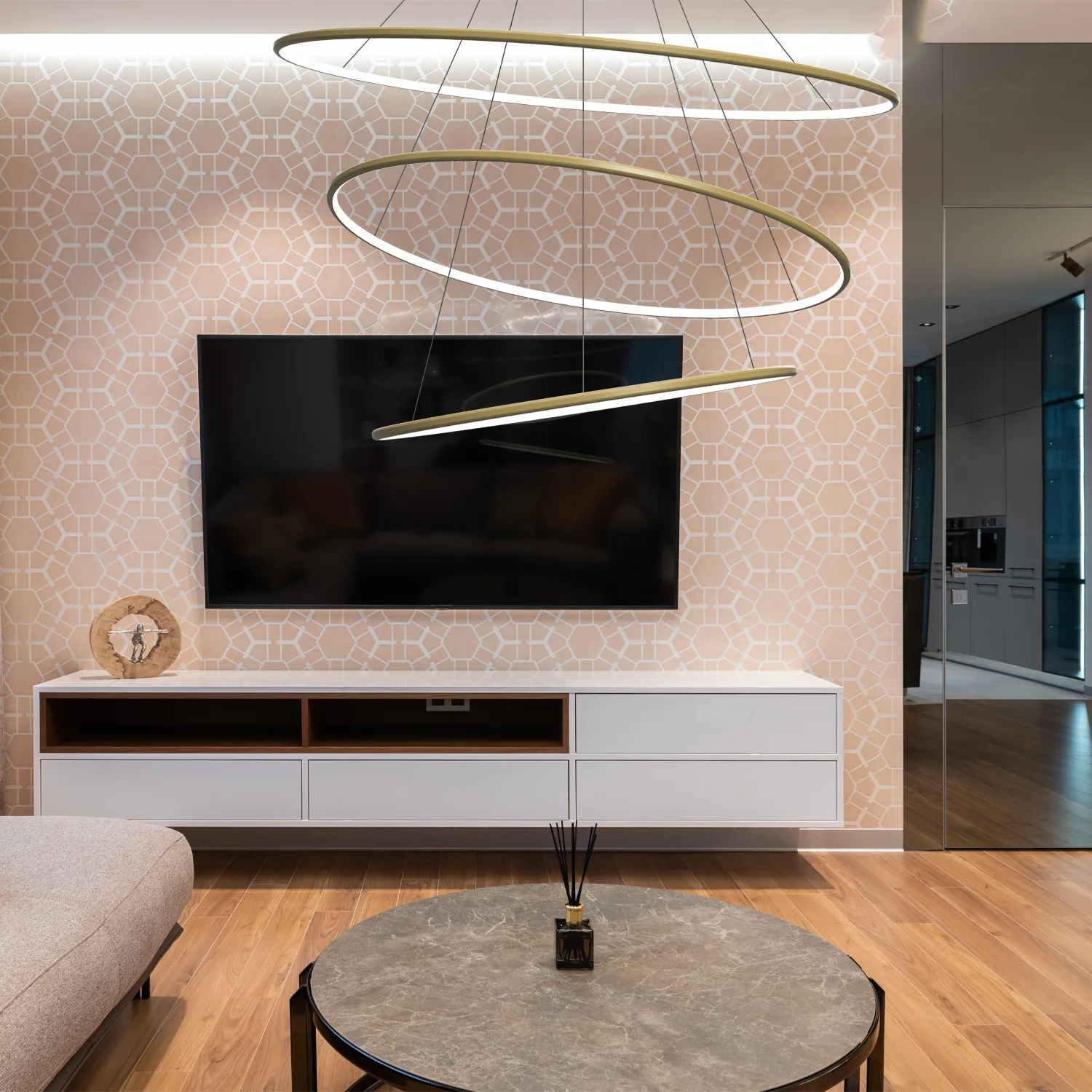 Goldene LED-Pendelleuchte Orbit No.3 120 cm mit 3000K Licht über einem Esstisch