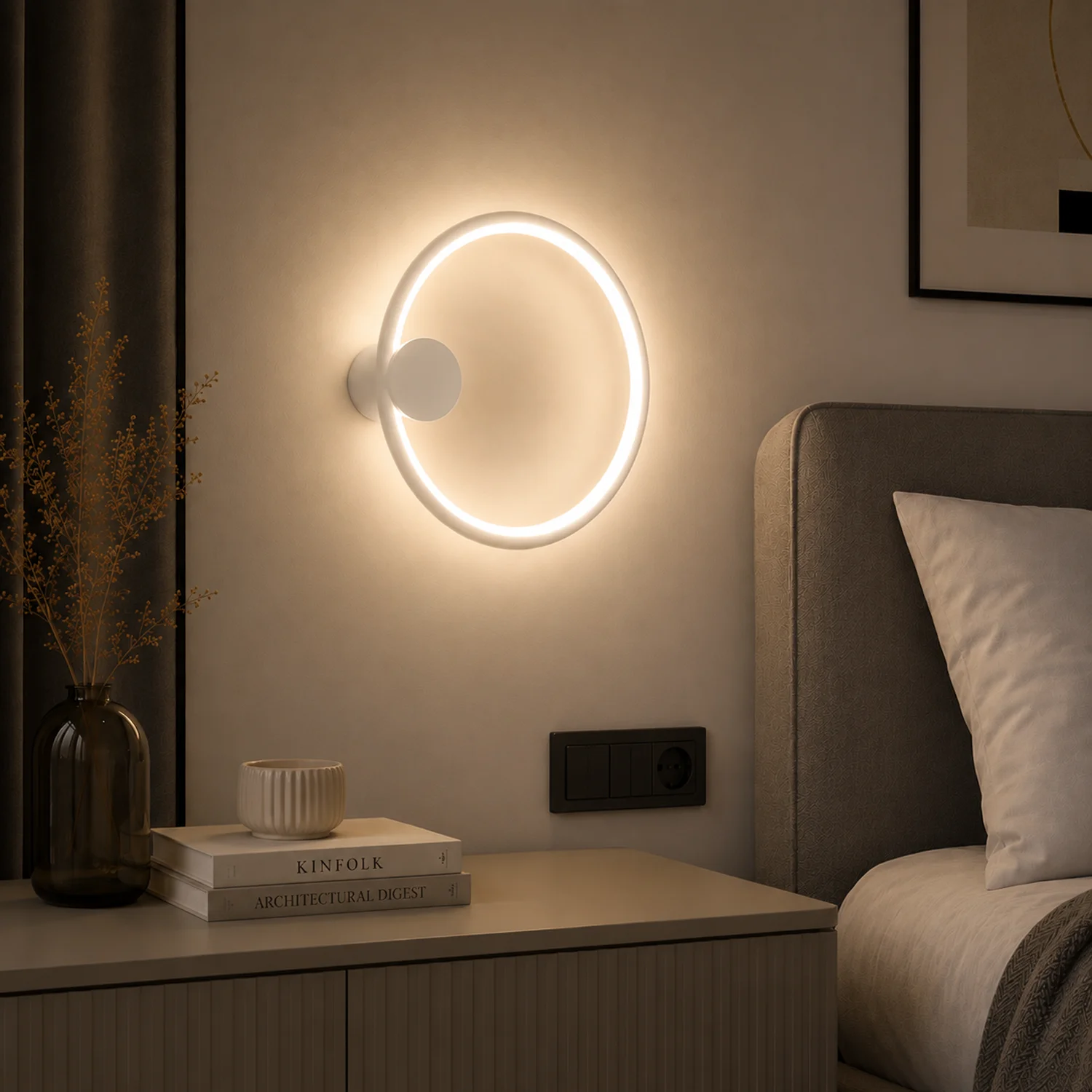 Weiße LED-Wandleuchte Moon 30 cm 3000K in einem modernen Innenraum